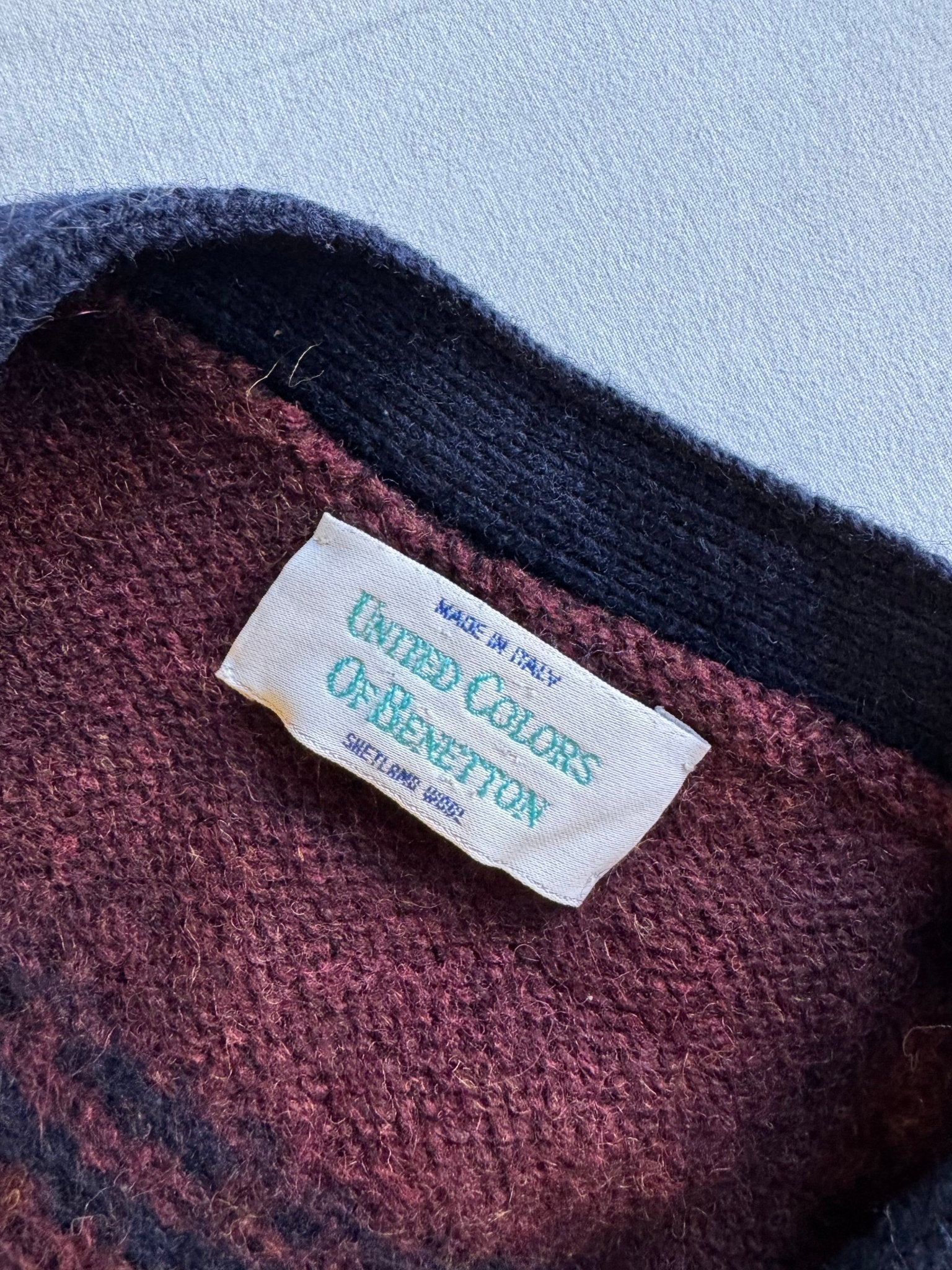 🧶 Cardigan Vintage Benetton Vișiniu / Model Abstract pe Spate (Mărime M) - anbracaminte