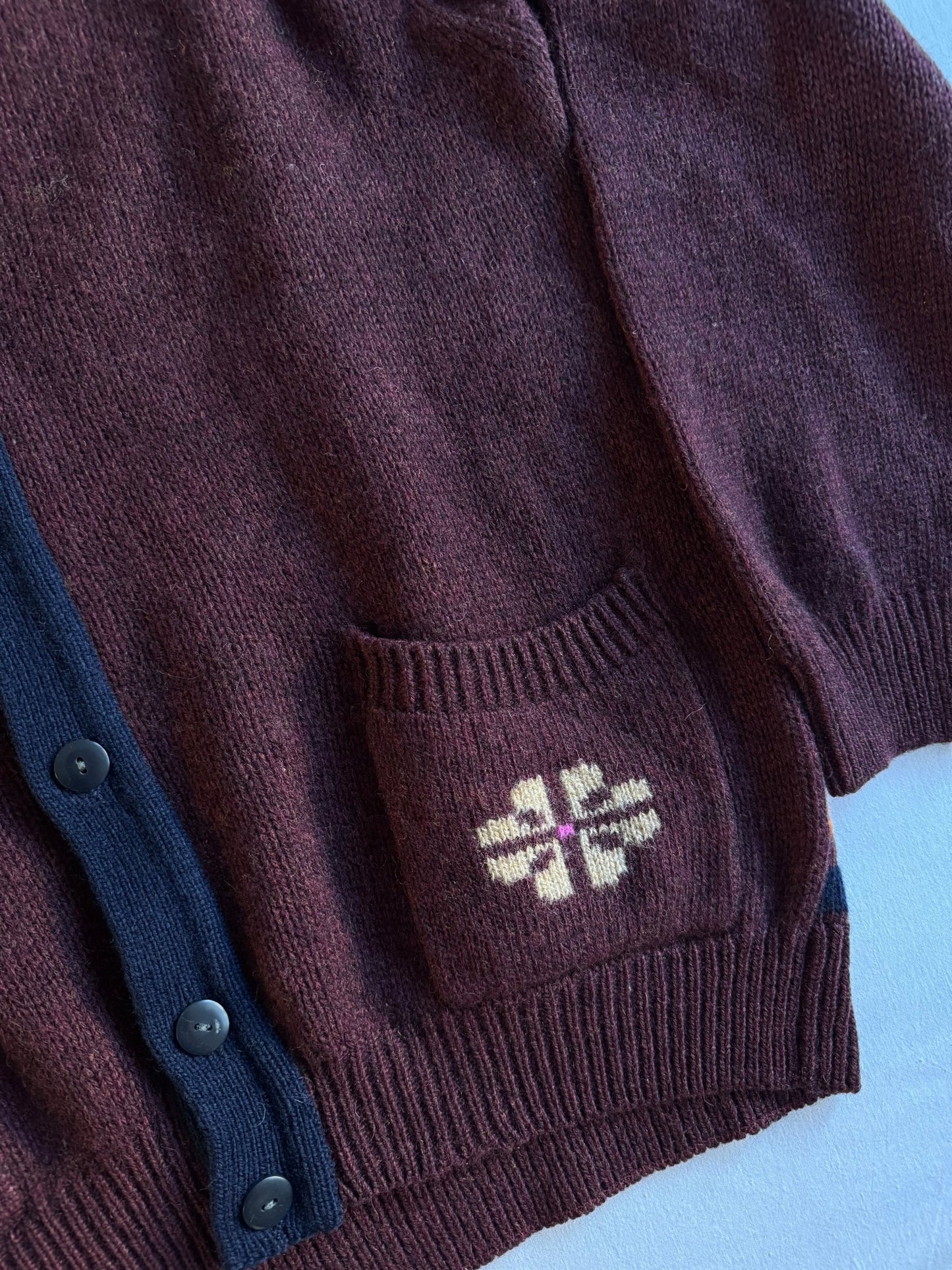 🧶 Cardigan Vintage Benetton Vișiniu / Model Abstract pe Spate (Mărime M) - anbracaminte
