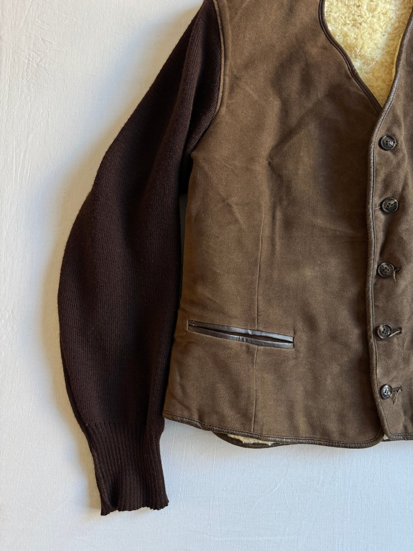 🐑 Cardigan Vintage Maro Închis cu Căptușeală Shearling Natural și Mâneci din Lână – M / L (50) - anbracaminte