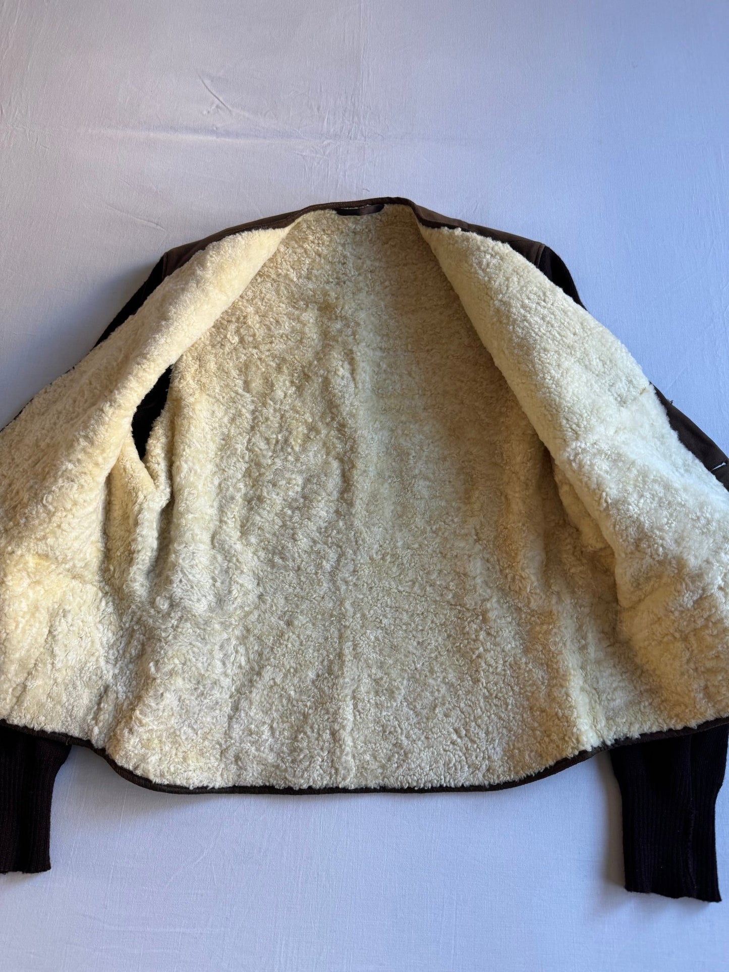 🐑 Cardigan Vintage Maro Închis cu Căptușeală Shearling Natural și Mâneci din Lână – M / L (50) - anbracaminte