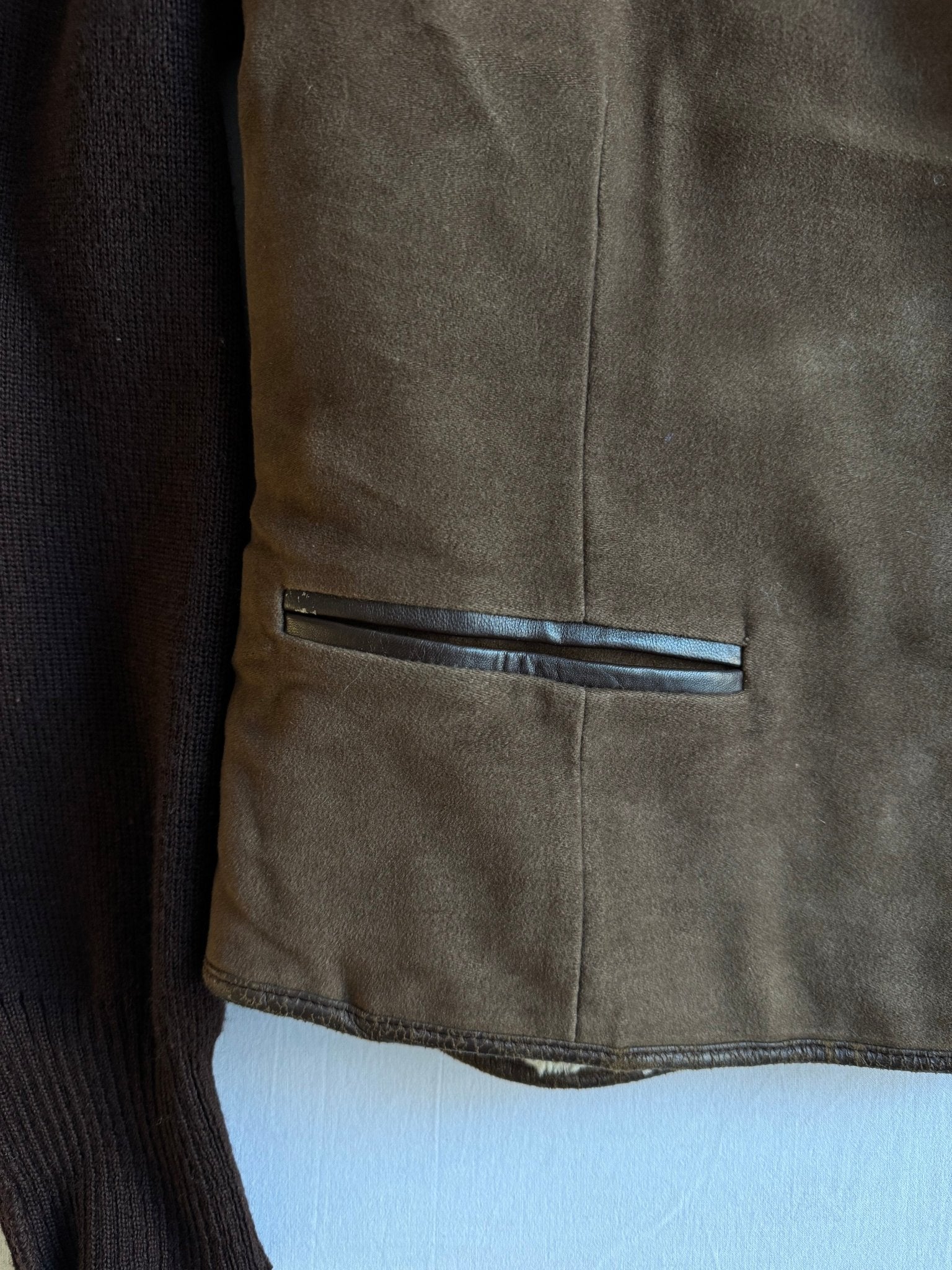🐑 Cardigan Vintage Maro Închis cu Căptușeală Shearling Natural și Mâneci din Lână – M / L (50) - anbracaminte