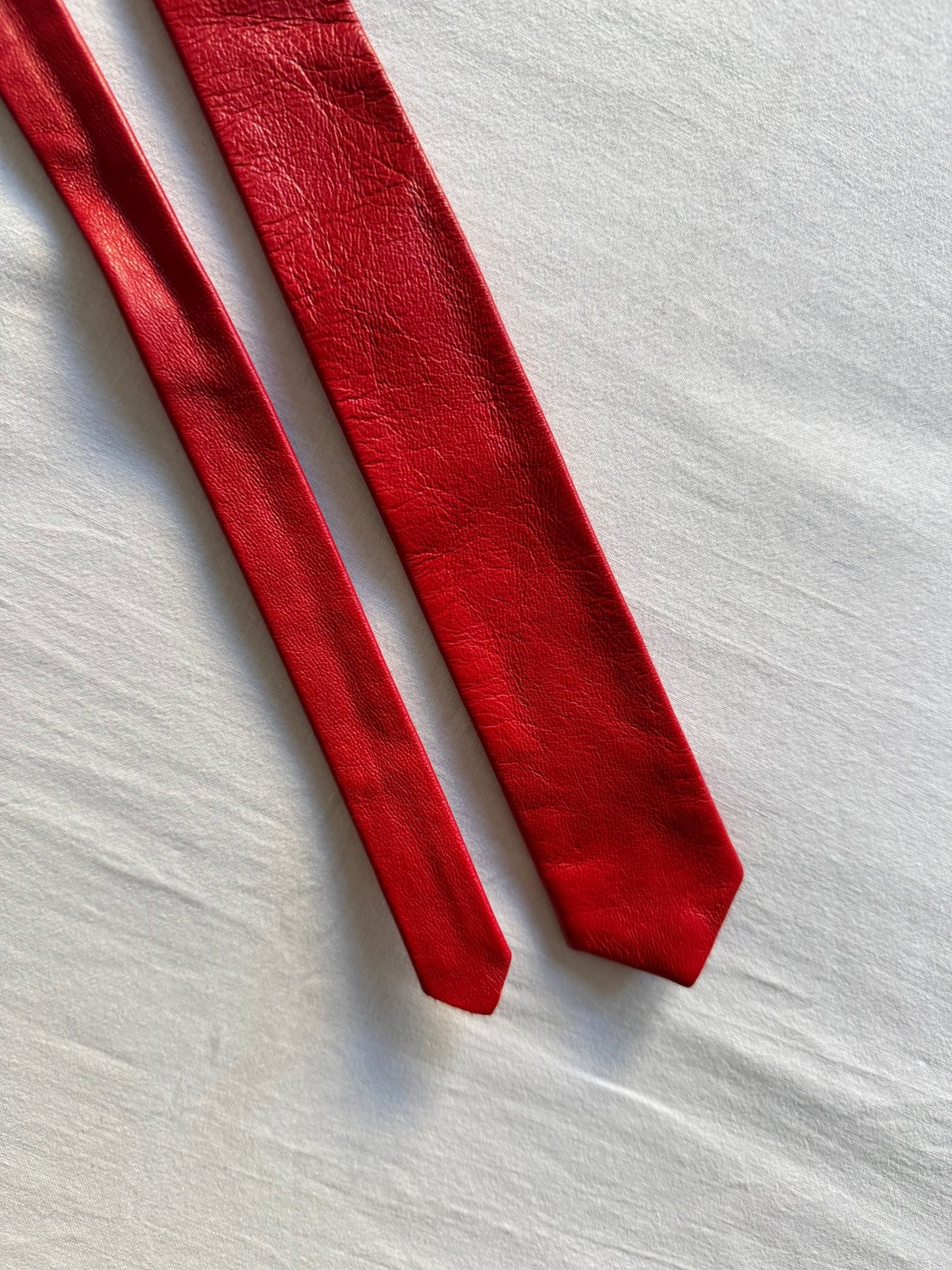 🍒 Cravată Vintage Skinny din Piele Roșie - anbracaminte