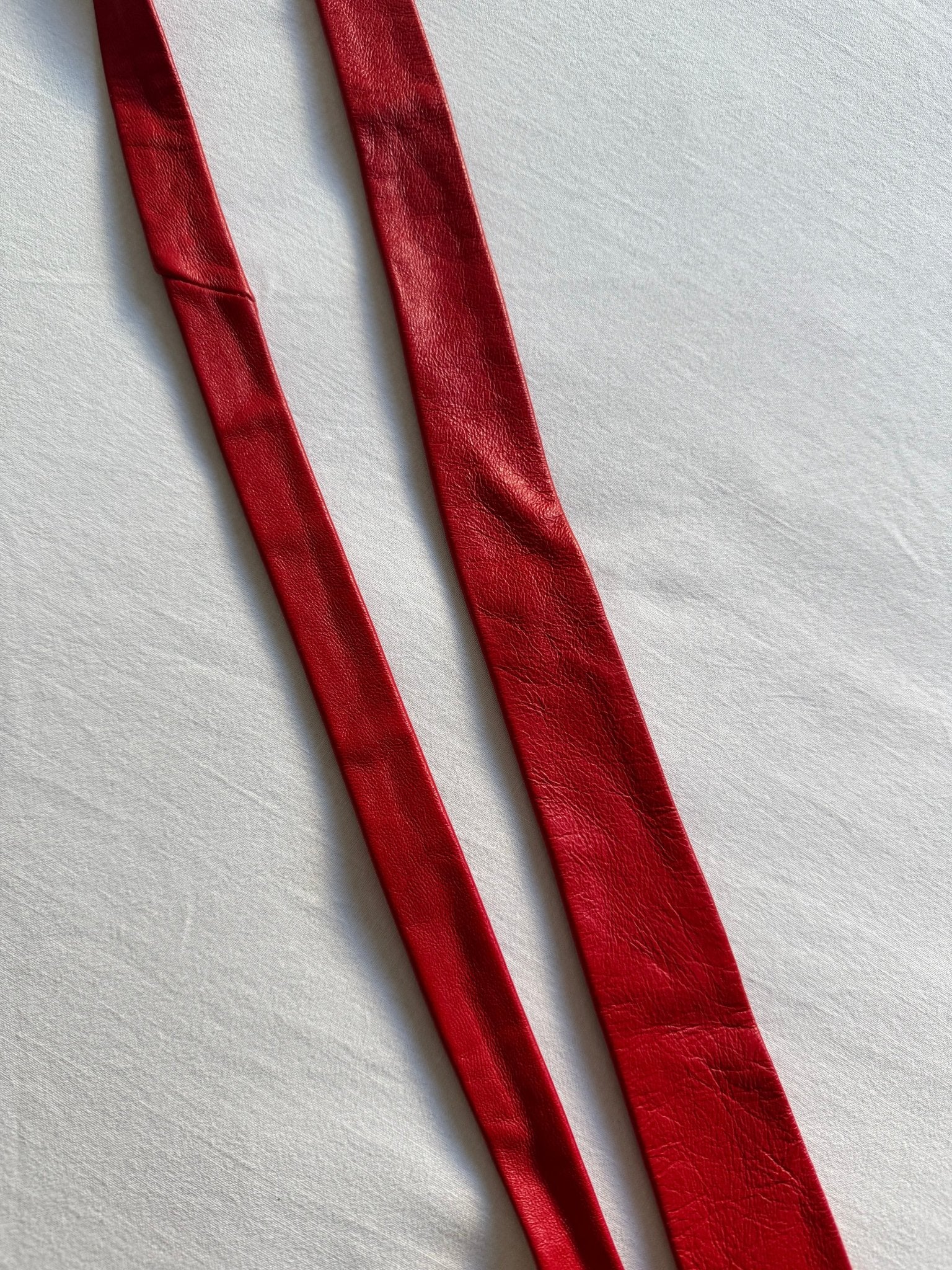 🍒 Cravată Vintage Skinny din Piele Roșie - anbracaminte