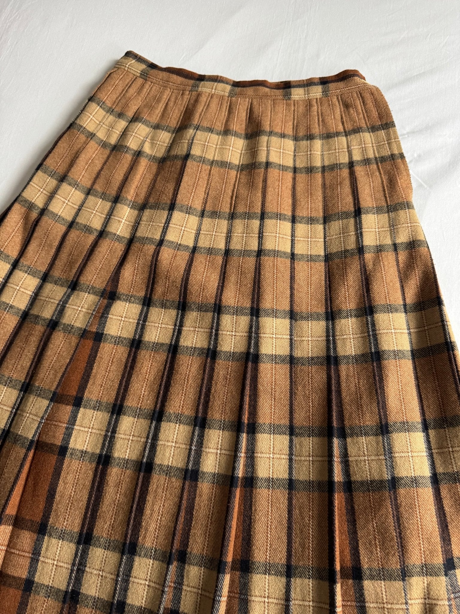 🪵 Fustă Vintage Plisată din Lână în Carouri Maro – aprox. S - anbracaminte