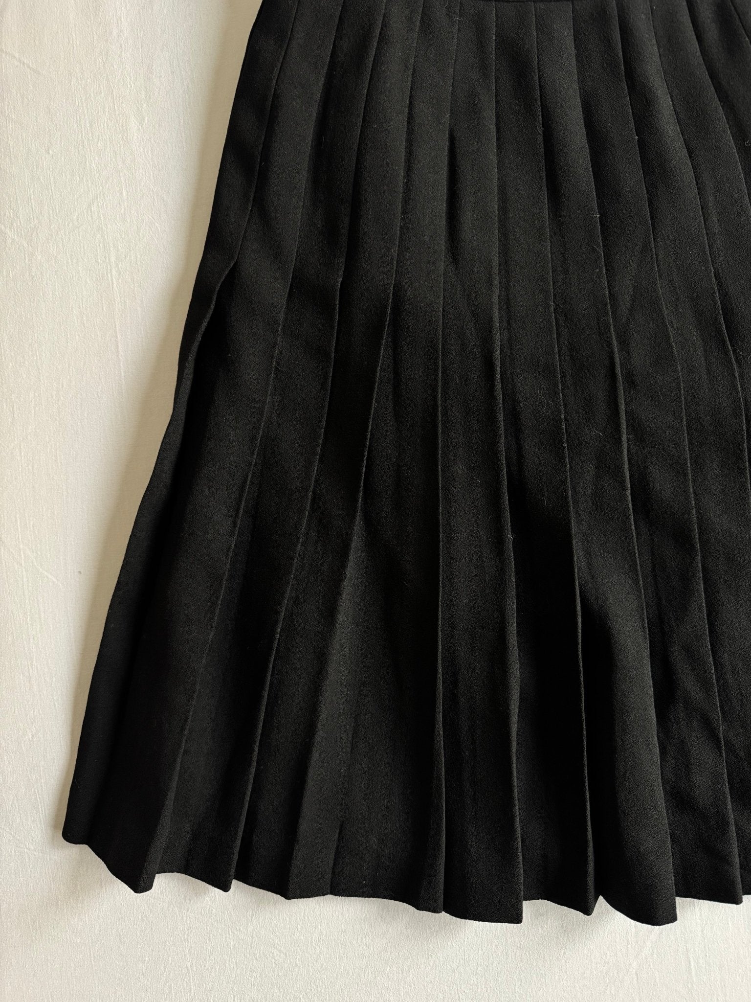 🖤 Fustă vintage plisată neagră din 100% lână virgină – mărimea IT 42 (S–M) - anbracaminte