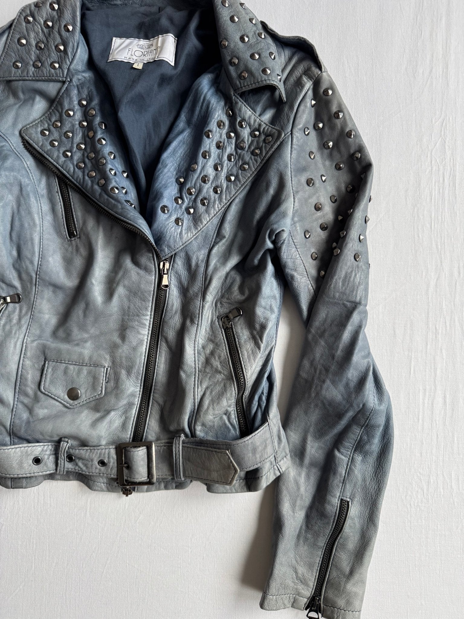 💙 Geacă Biker Y2K Damă din Piele Baby Blue Faded cu Ținte – L - anbracaminte