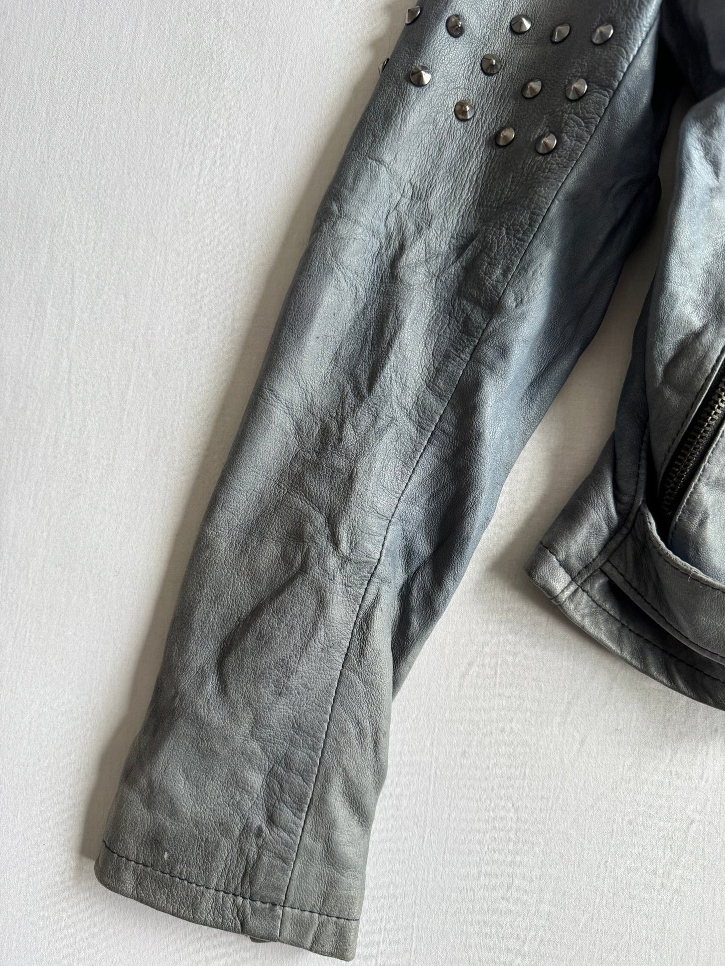 💙 Geacă Biker Y2K Damă din Piele Baby Blue Faded cu Ținte – L - anbracaminte