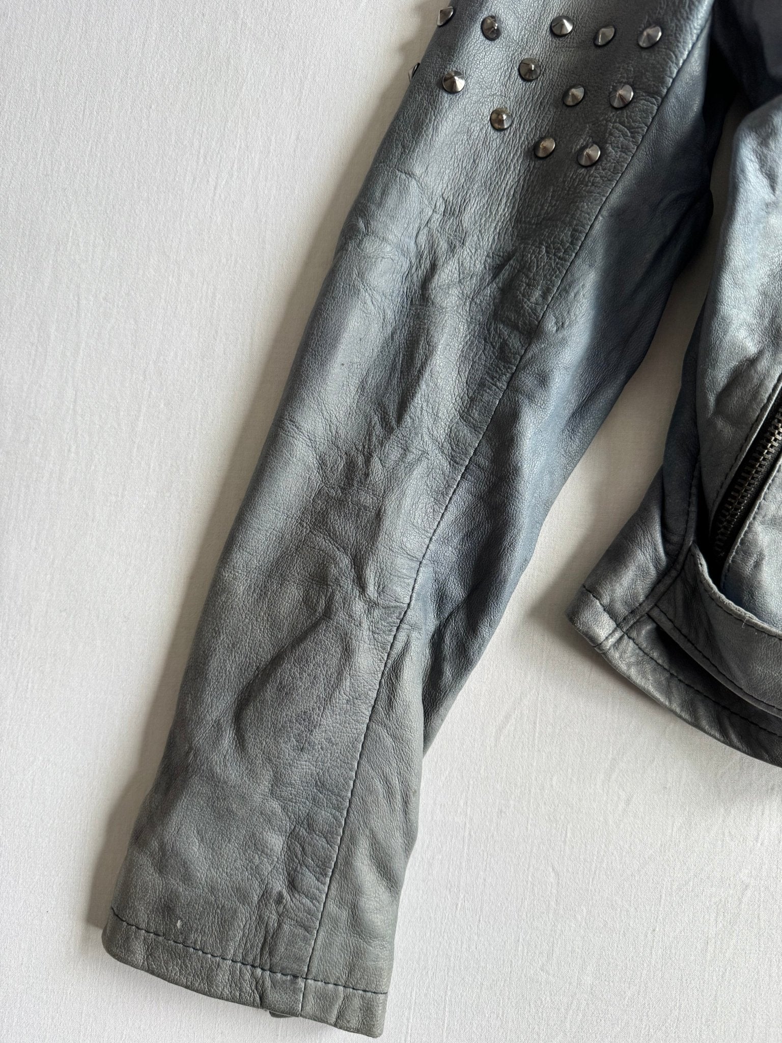 💙 Geacă Biker Y2K Damă din Piele Baby Blue Faded cu Ținte – L - anbracaminte