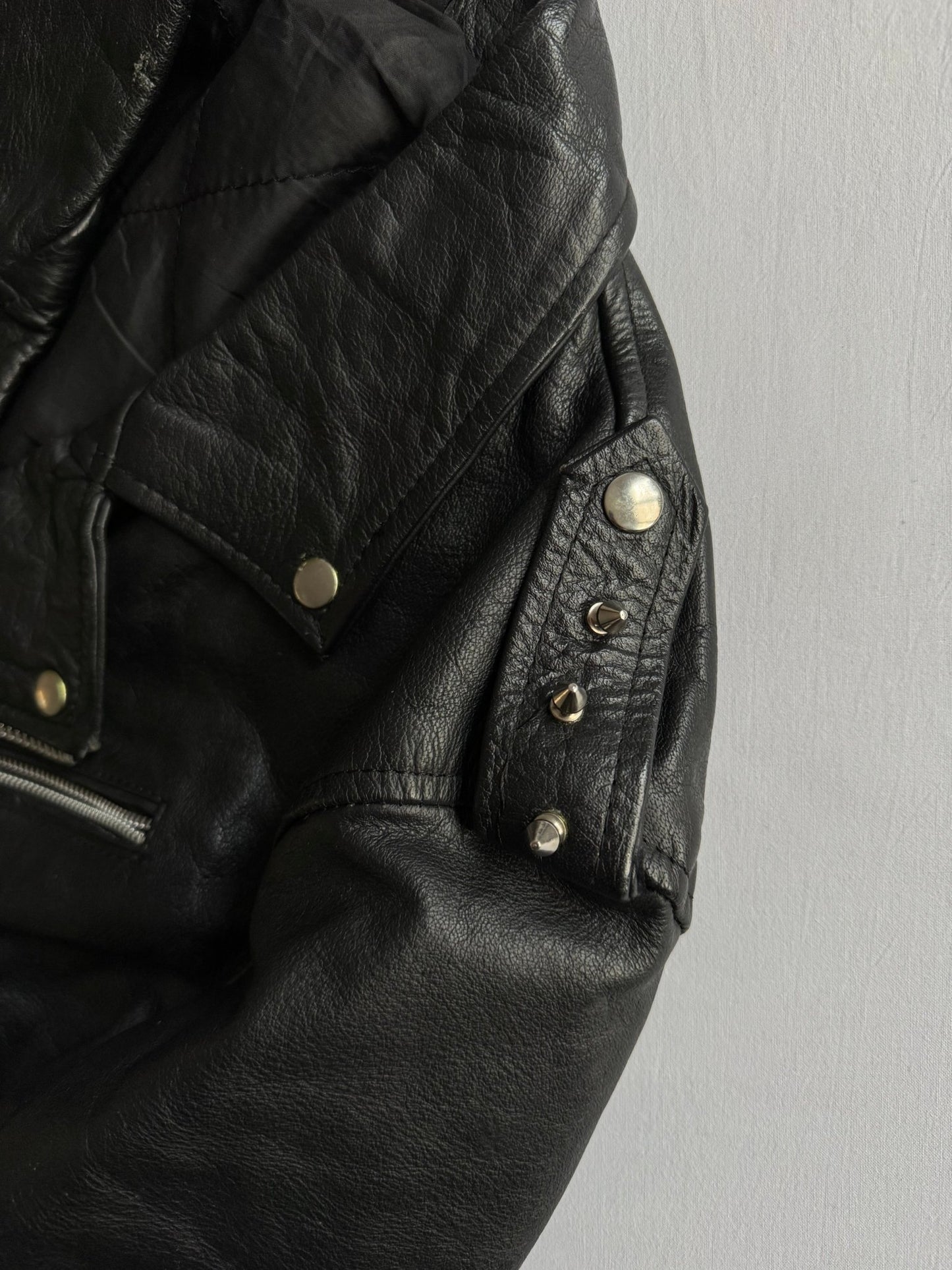 🏍️ Geacă vintage din piele biker / Cu ținte pe umăr (M bărbați) - anbracaminte