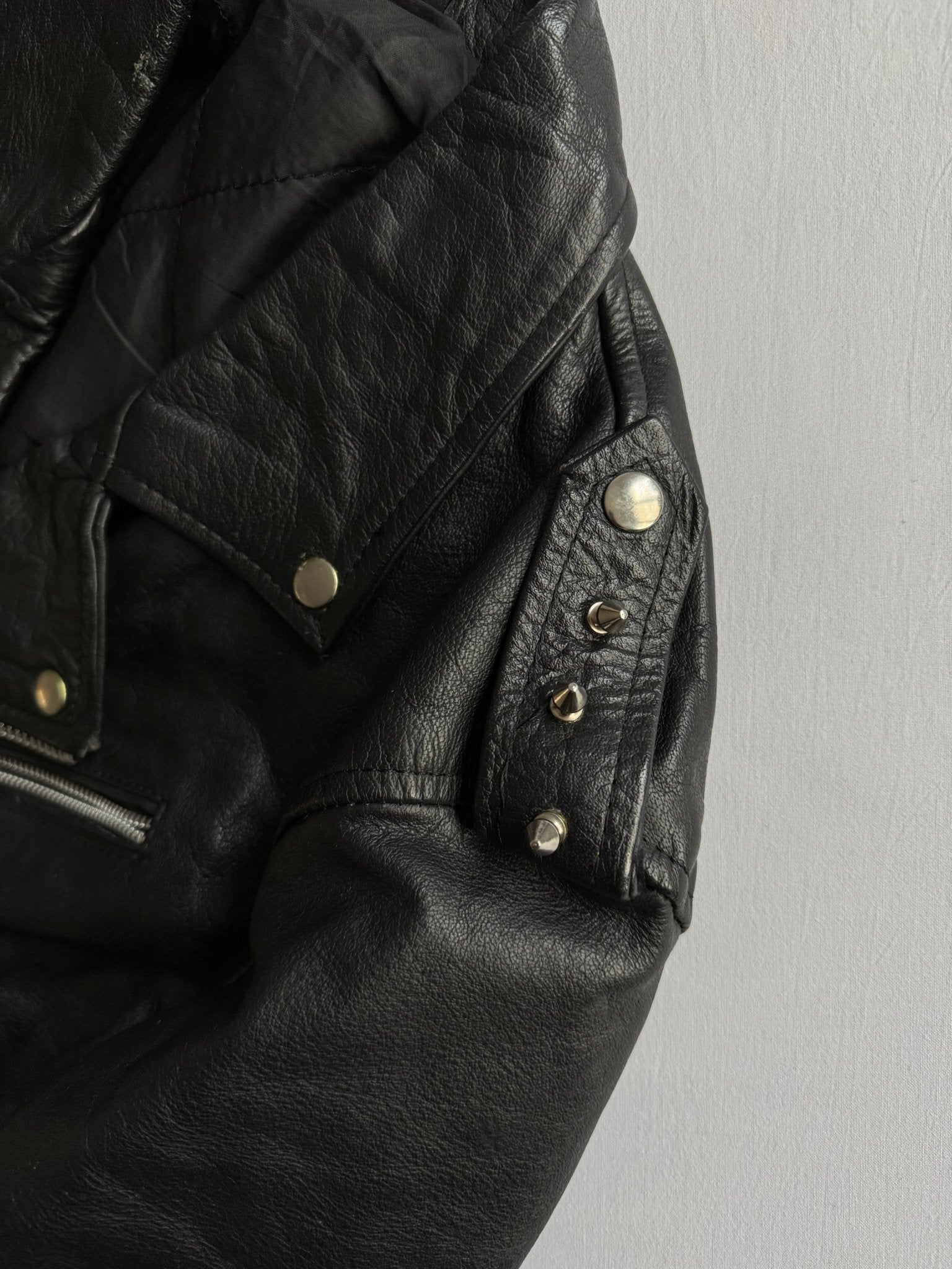 🏍️ Geacă vintage din piele biker / Cu ținte pe umăr (M bărbați) - anbracaminte