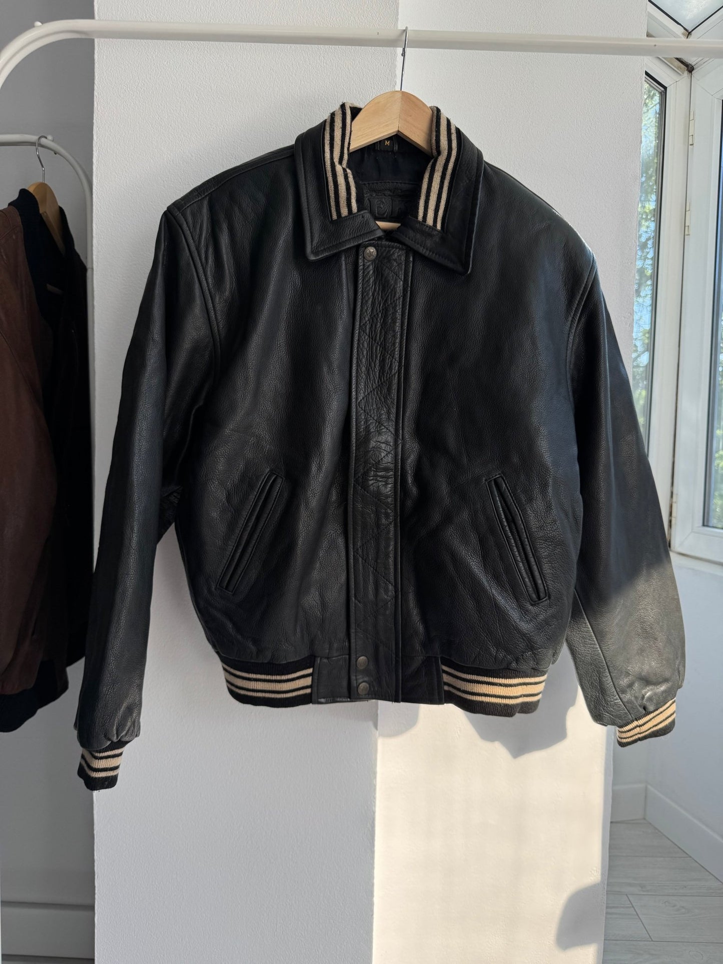 🖤 Geacă Vintage din Piele Neagră cu Guler & Manșete Striped – M - anbracaminte