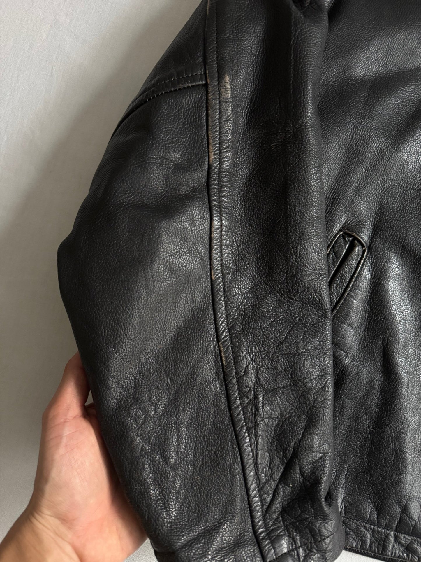 🏍️ Geacă vintage din piele neagră pentru bărbați – mărimea L – croială cropped – piele naturală cu patină autentică - anbracaminte