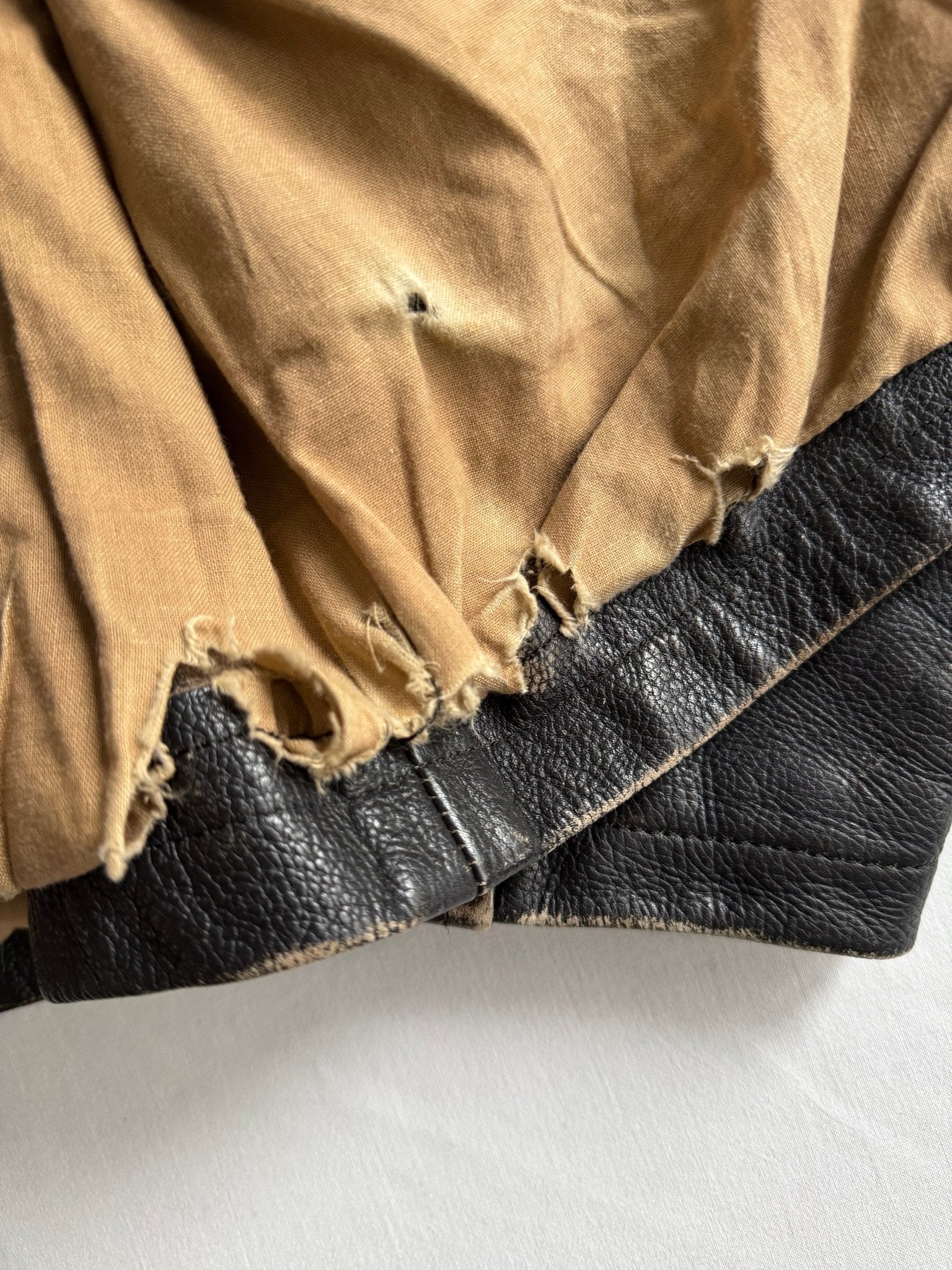 🏍️ Geacă vintage din piele neagră pentru bărbați – mărimea L – croială cropped – piele naturală cu patină autentică - anbracaminte