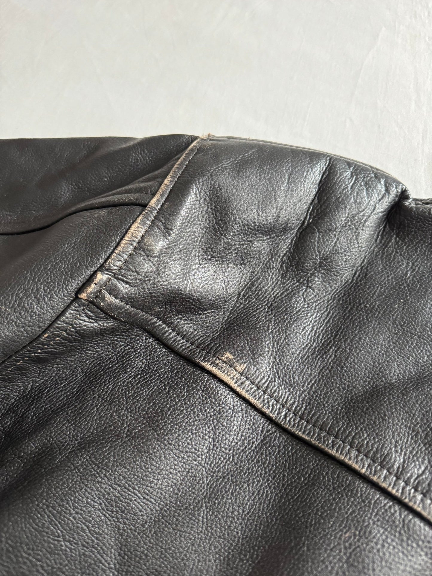 🏍️ Geacă vintage din piele neagră pentru bărbați – mărimea L – croială cropped – piele naturală cu patină autentică - anbracaminte