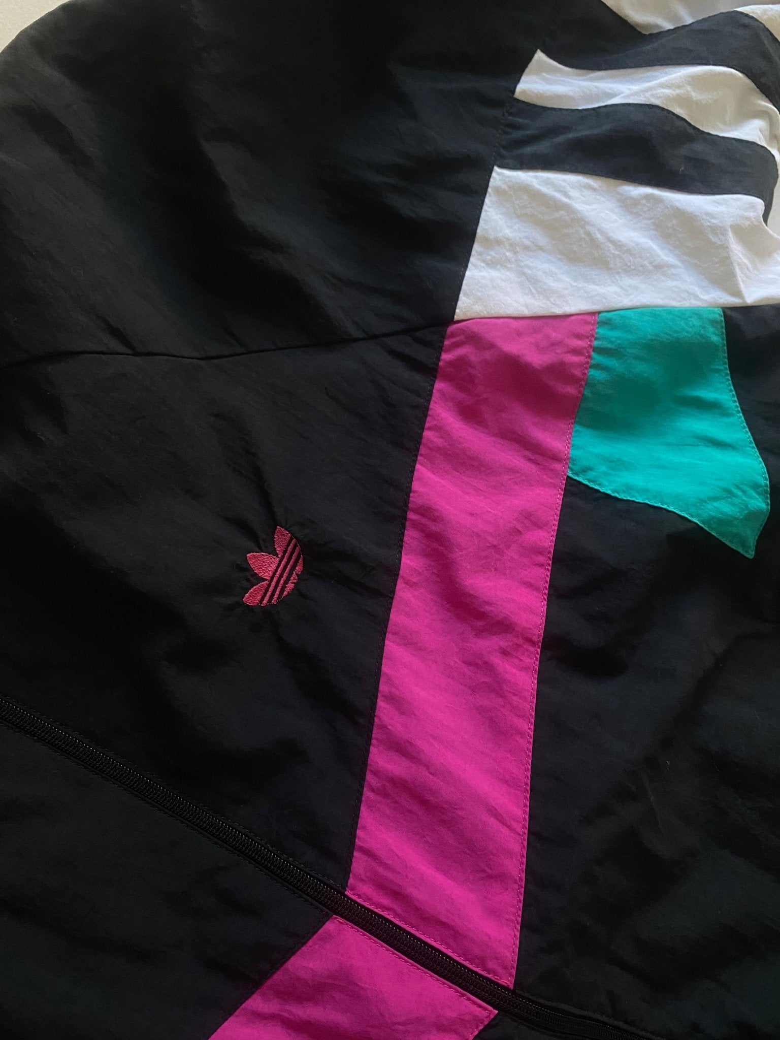 Geacă Windbreaker Vintage Adidas Anii ’80 – Negru/Alb/Roz – Mărime M/L (fit boxy M) - anbracaminte