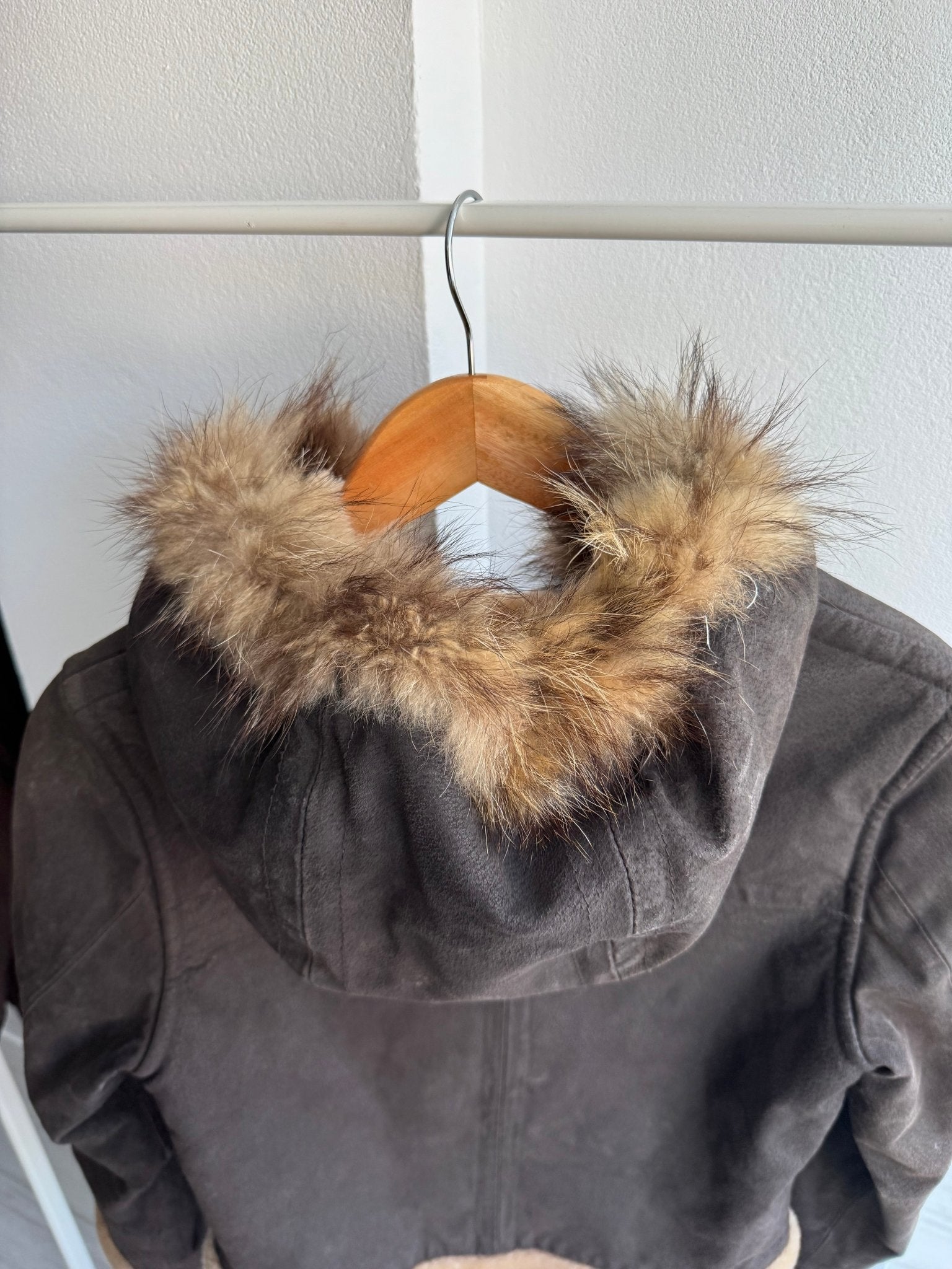 🦝 Geacă Y2K Damă Suede cu Glugă & Blană Raccoon – S - anbracaminte