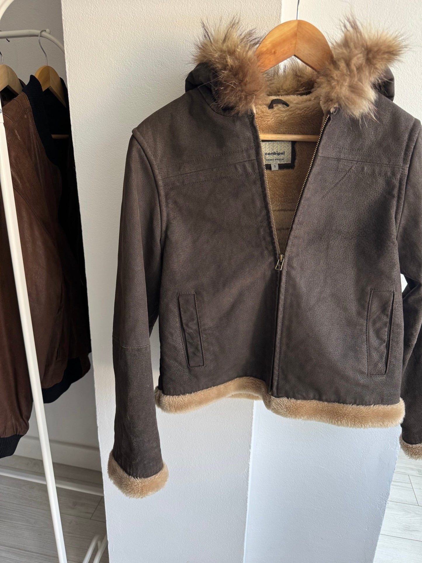 🦝 Geacă Y2K Damă Suede cu Glugă & Blană Raccoon – S - anbracaminte