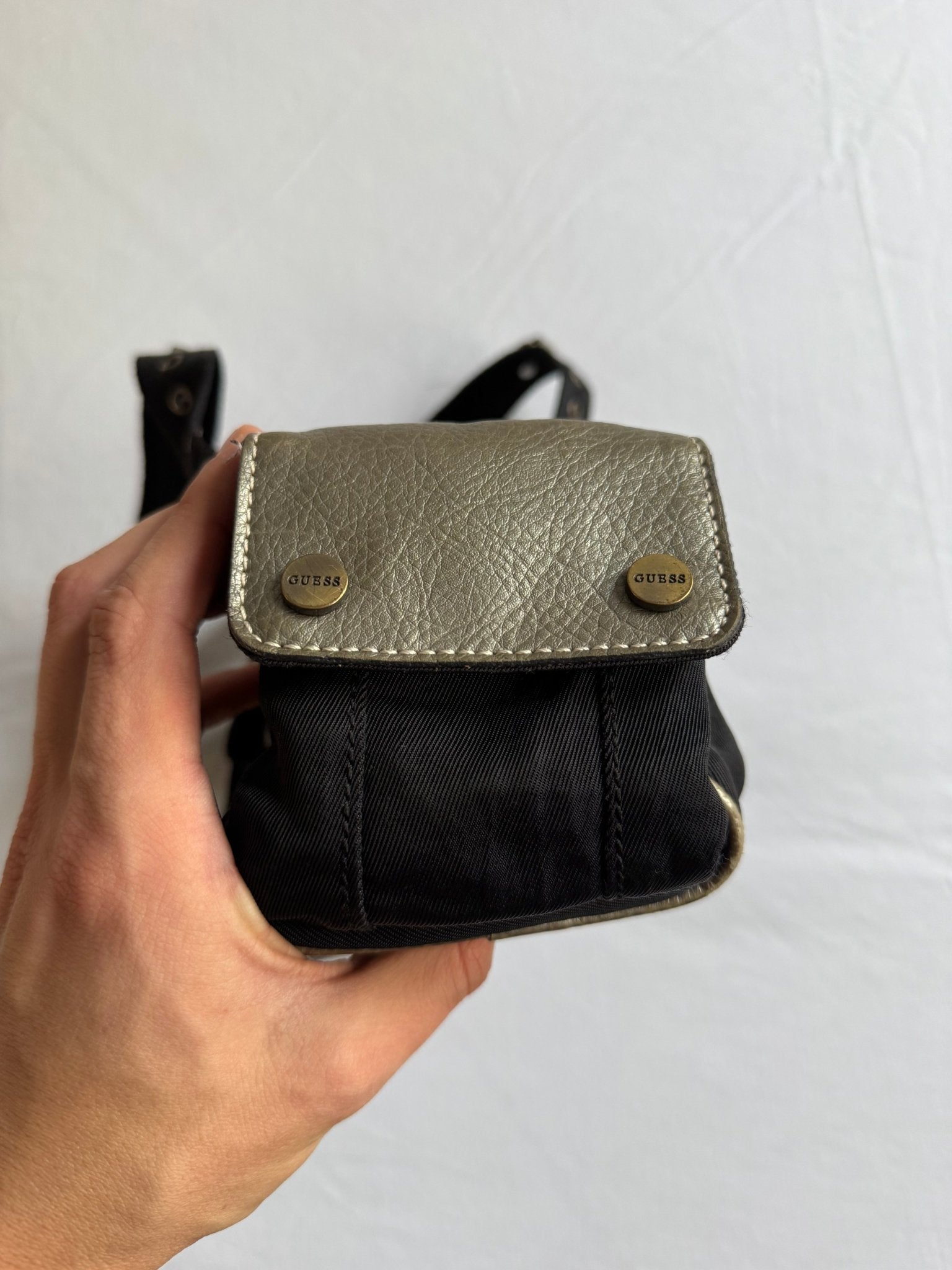 👜 Geantă Y2K Guess neagră cu detalii aurii / Model utility - anbracaminte