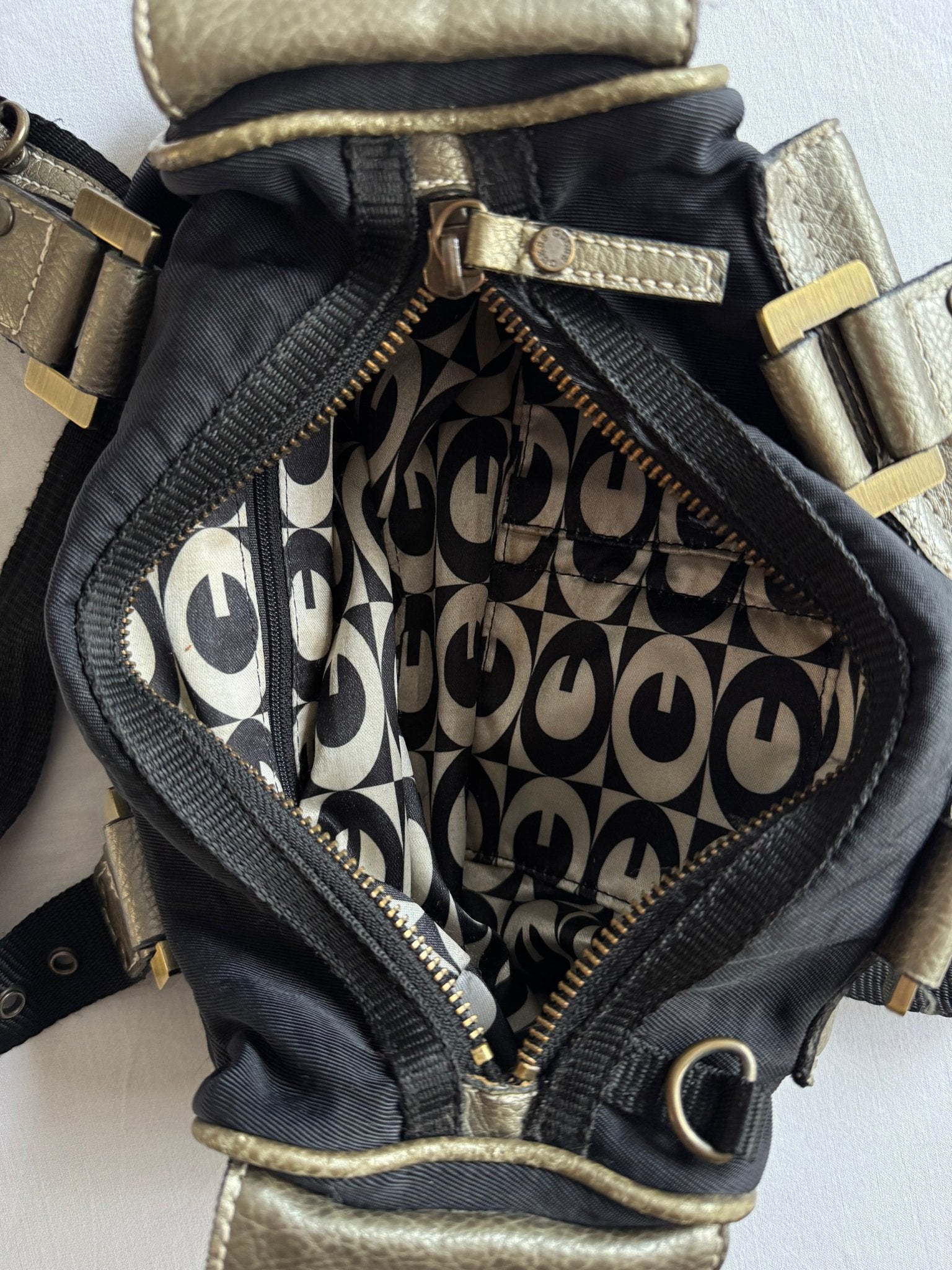 👜 Geantă Y2K Guess neagră cu detalii aurii / Model utility - anbracaminte