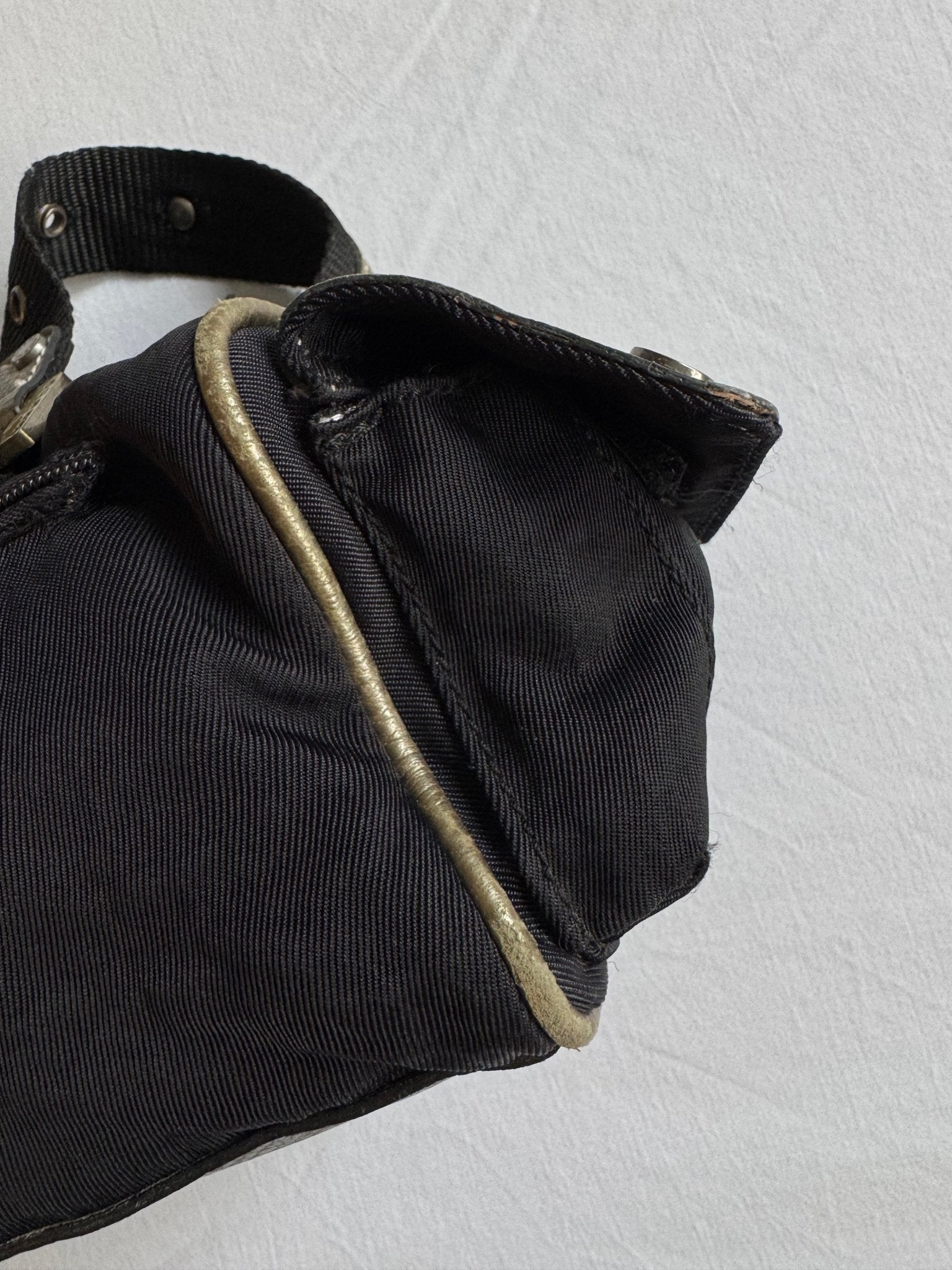 👜 Geantă Y2K Guess neagră cu detalii aurii / Model utility - anbracaminte