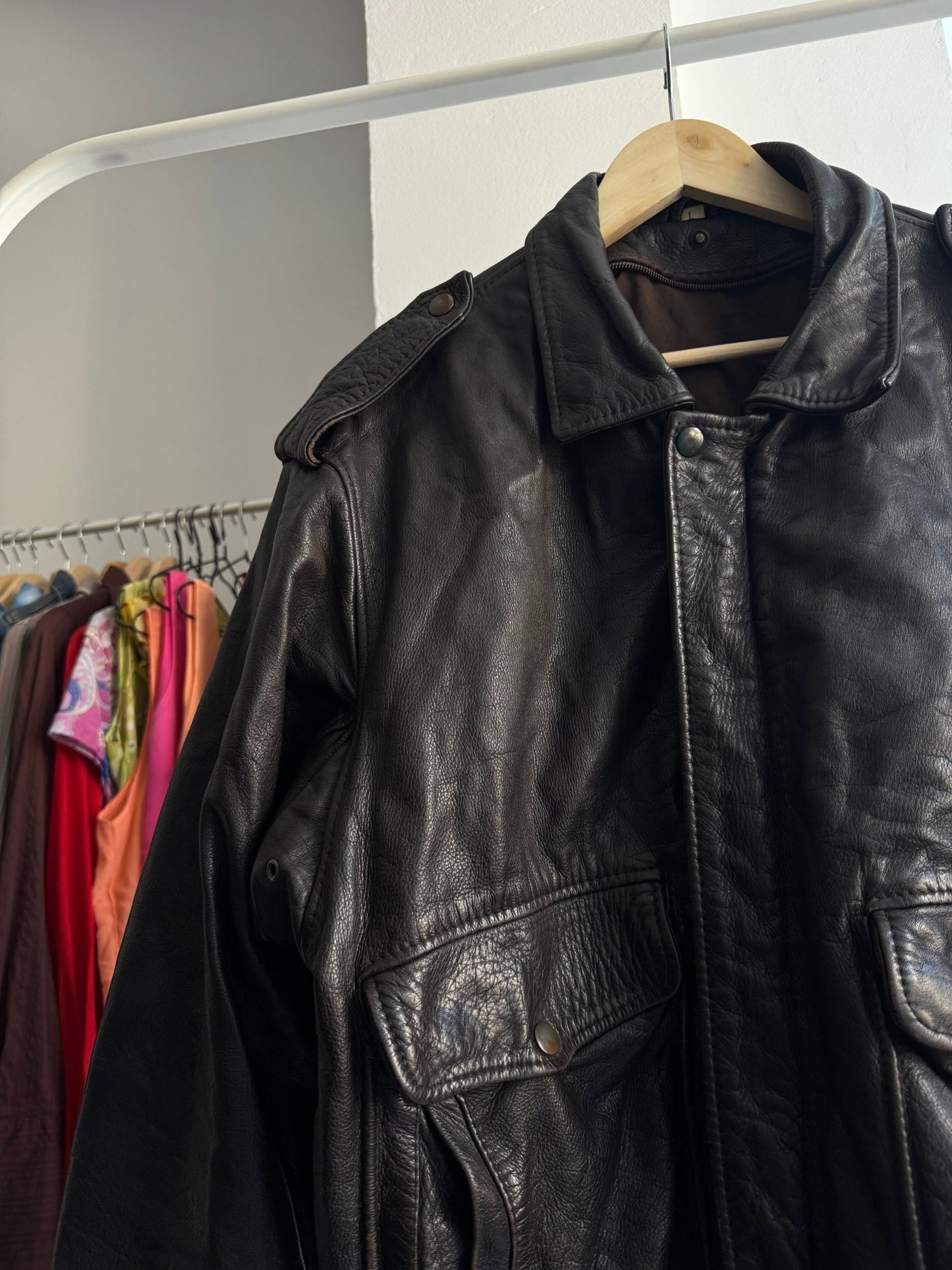 Jachetă Piele Bomber A2 Vintage Maro Închis | 100% Cowhide | Patină Naturală – L Bărbați - anbracaminte