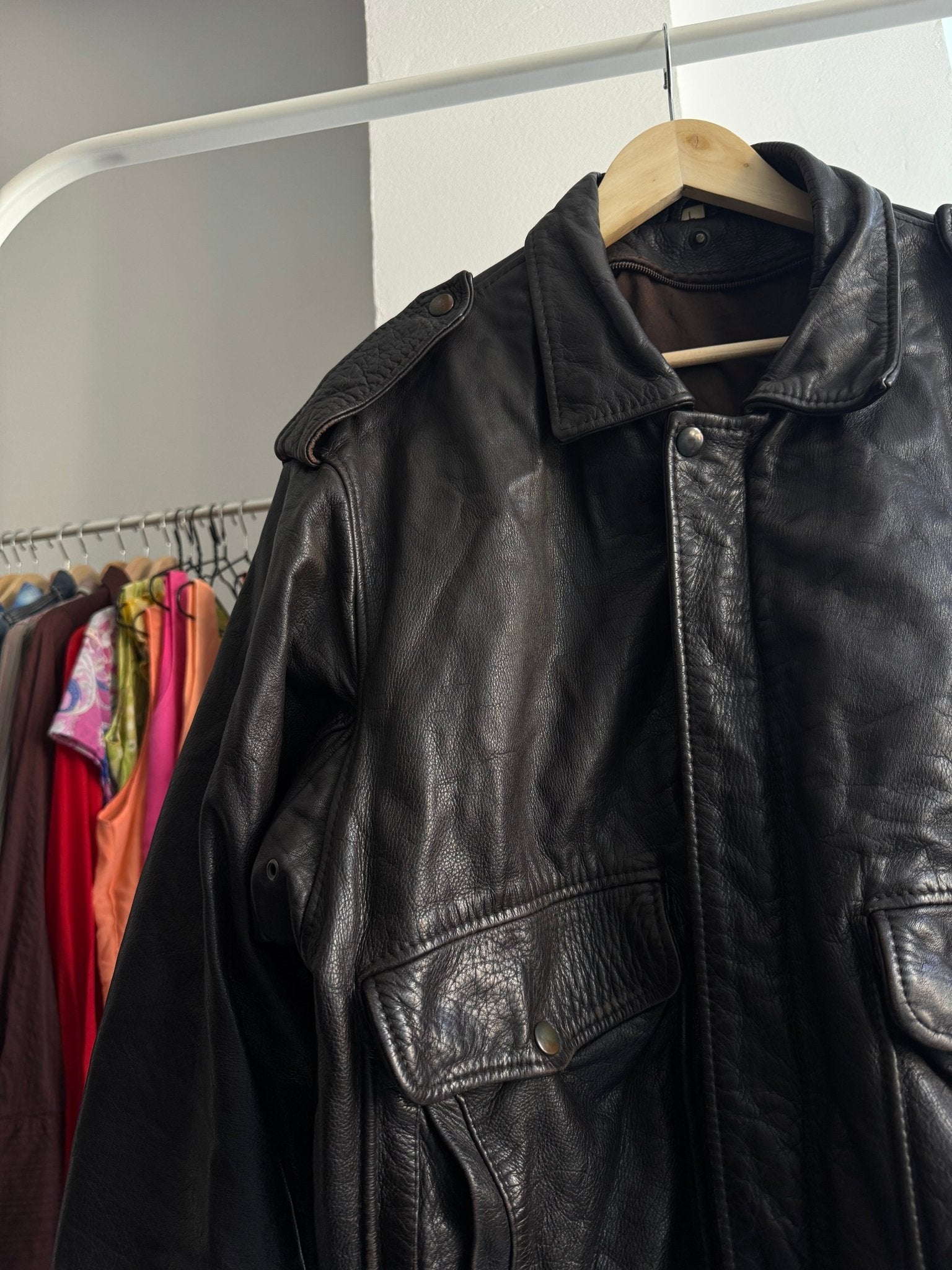 Jachetă Piele Bomber A2 Vintage Maro Închis | 100% Cowhide | Patină Naturală – L Bărbați - anbracaminte