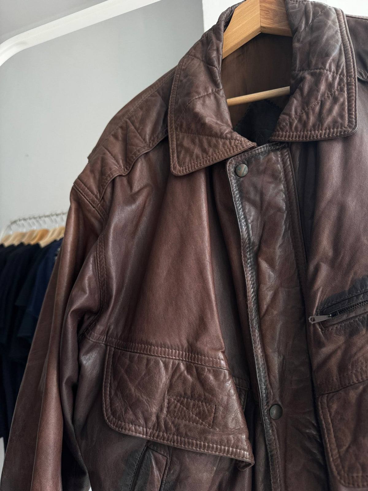 ✈️ Jachetă Piele Bomber Vintage Maro Închis | Cropped şi Boxy | Patină Naturală – L Oversized / XL Bărbați - anbracaminte