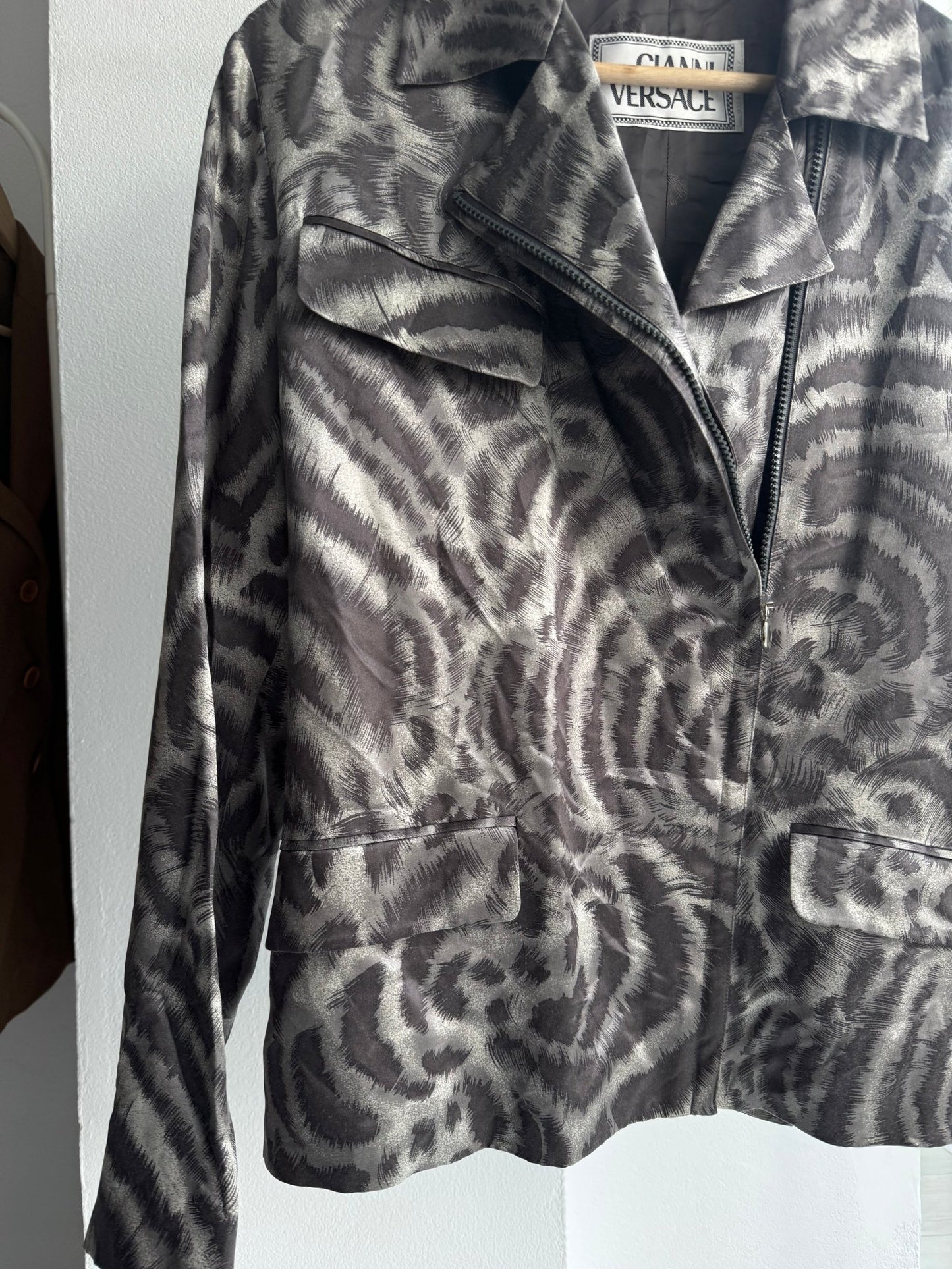 🦓 Jachetă Vintage Gianni Versace din Mătase cu Zebra Print – Damă | IT 44 / M | Made in Italy - anbracaminte