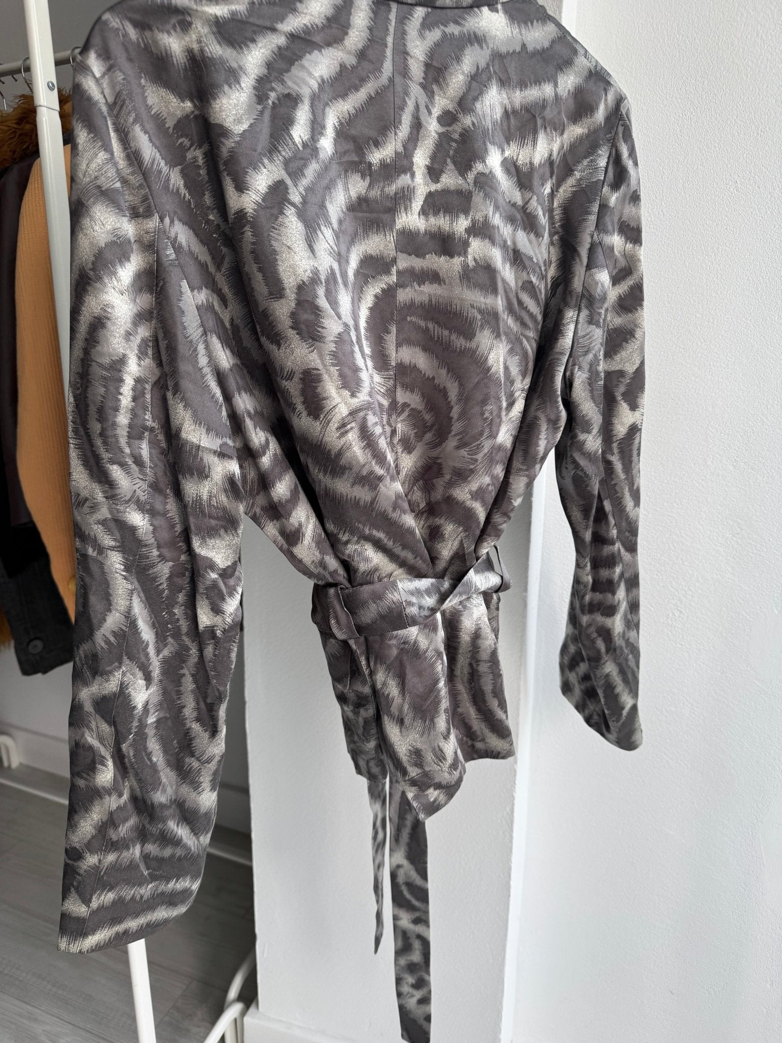🦓 Jachetă Vintage Gianni Versace din Mătase cu Zebra Print – Damă | IT 44 / M | Made in Italy - anbracaminte