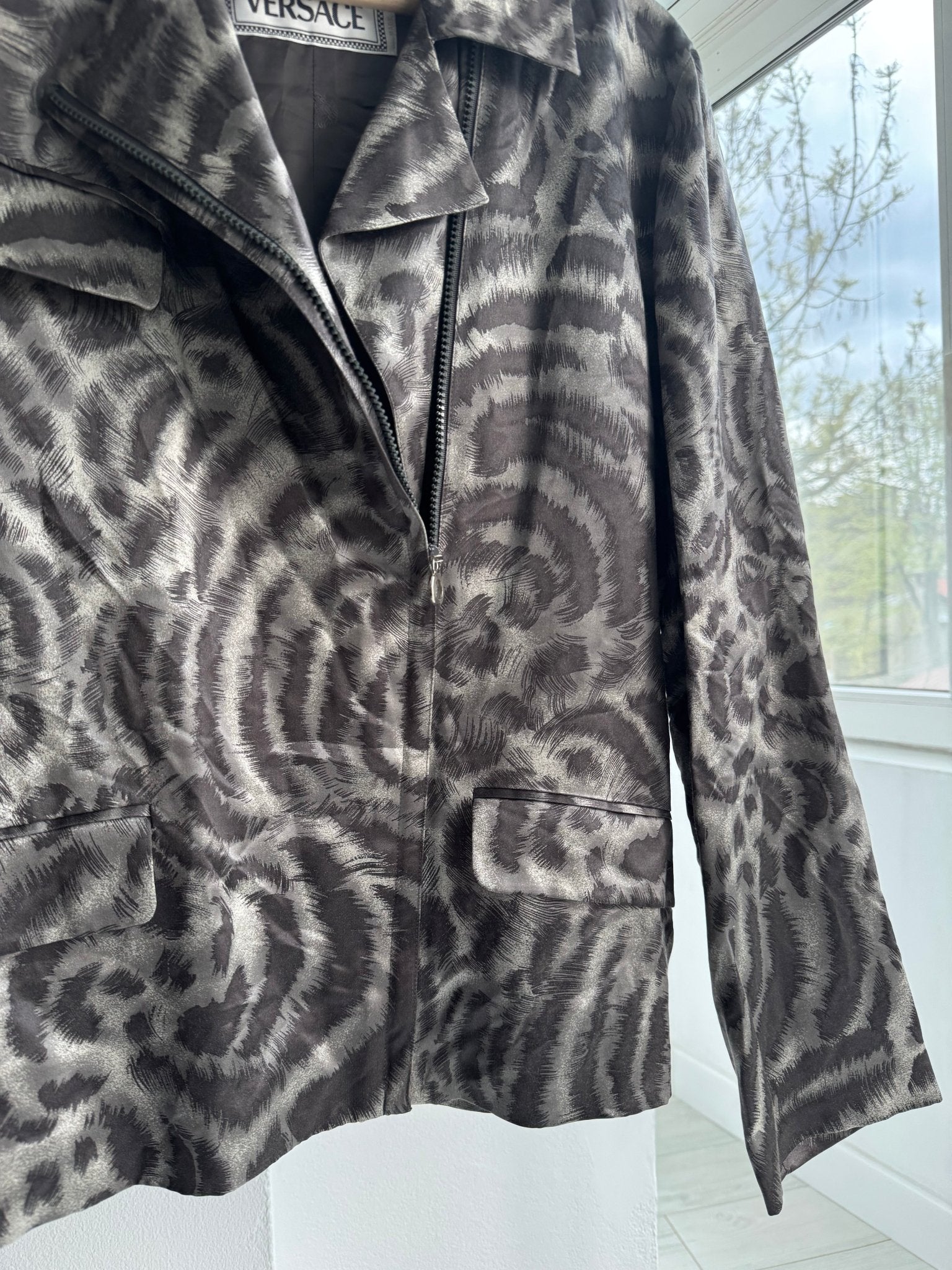 🦓 Jachetă Vintage Gianni Versace din Mătase cu Zebra Print – Damă | IT 44 / M | Made in Italy - anbracaminte