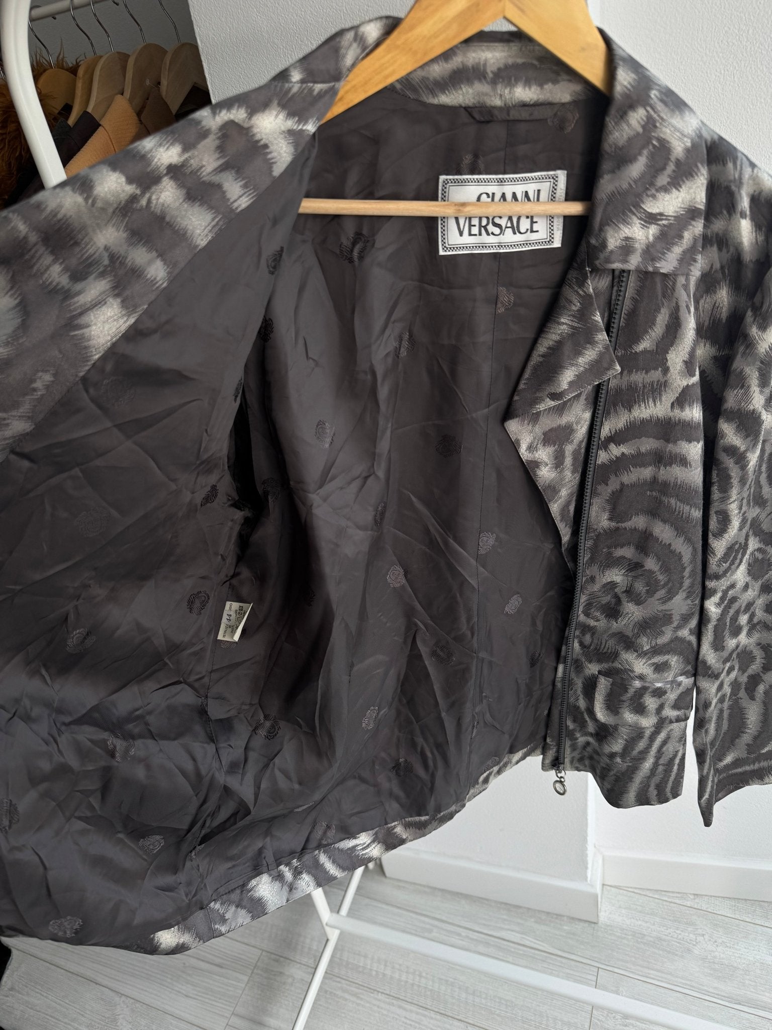 🦓 Jachetă Vintage Gianni Versace din Mătase cu Zebra Print – Damă | IT 44 / M | Made in Italy - anbracaminte
