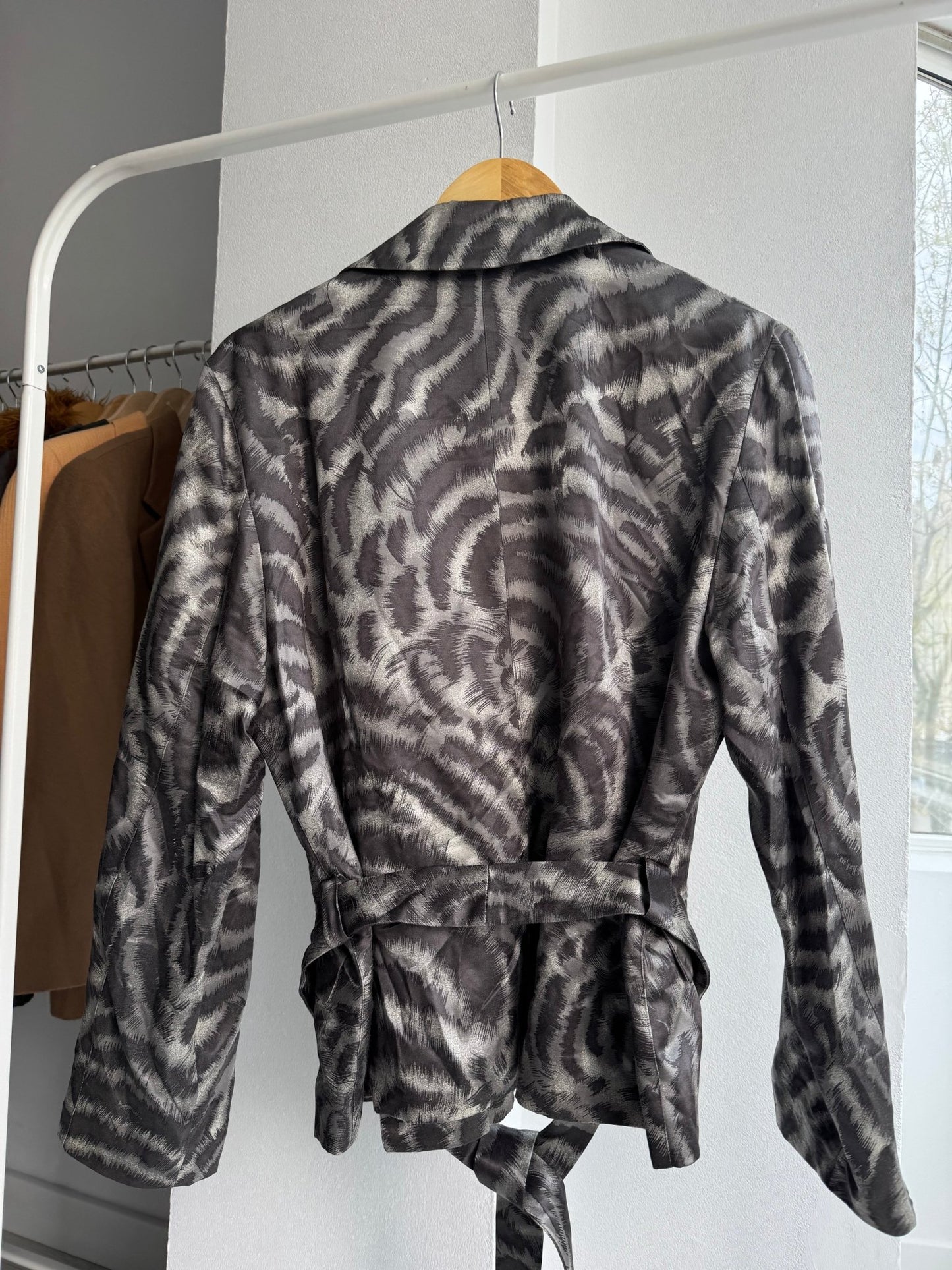 🦓 Jachetă Vintage Gianni Versace din Mătase cu Zebra Print – Damă | IT 44 / M | Made in Italy - anbracaminte