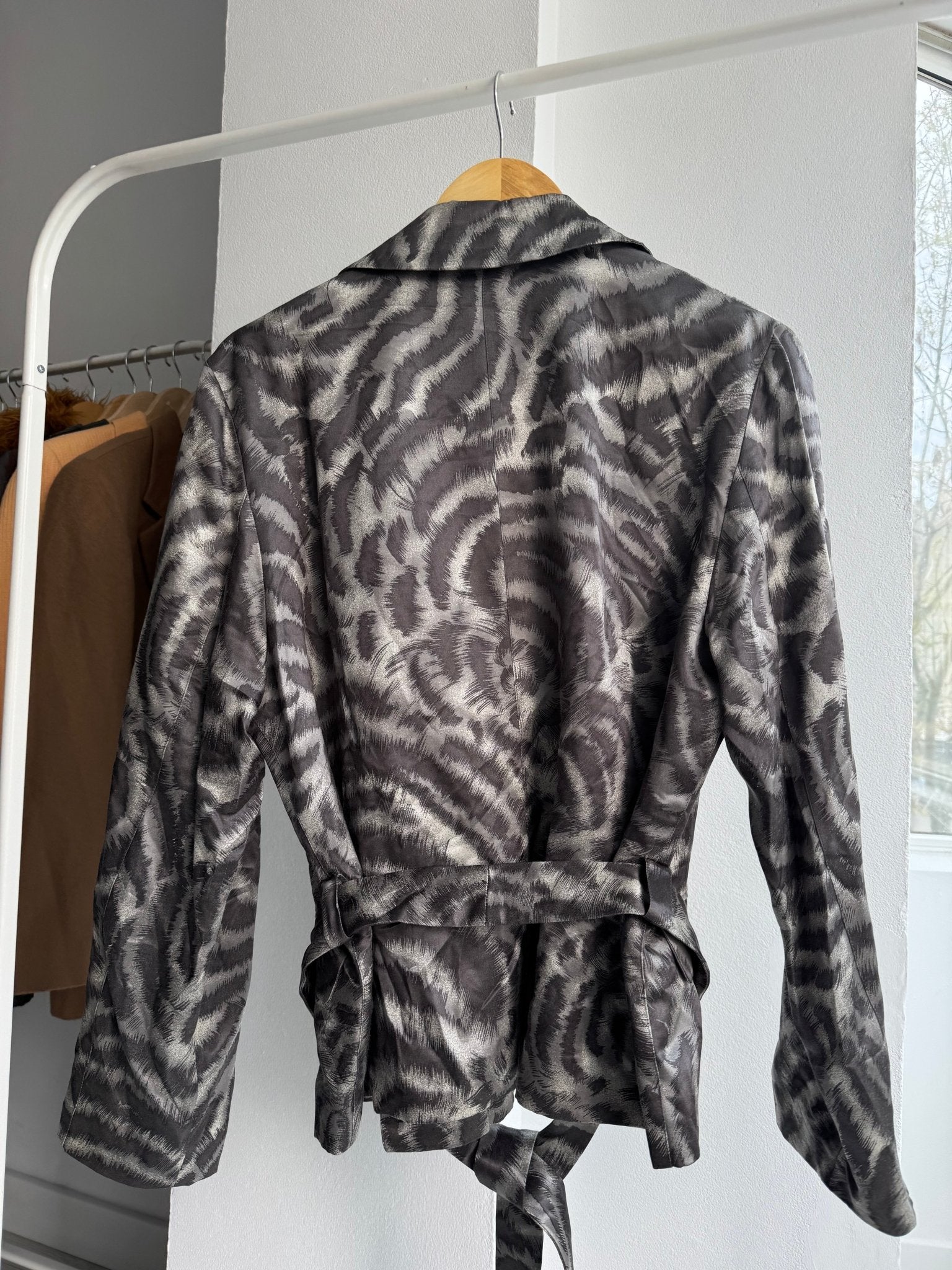 🦓 Jachetă Vintage Gianni Versace din Mătase cu Zebra Print – Damă | IT 44 / M | Made in Italy - anbracaminte