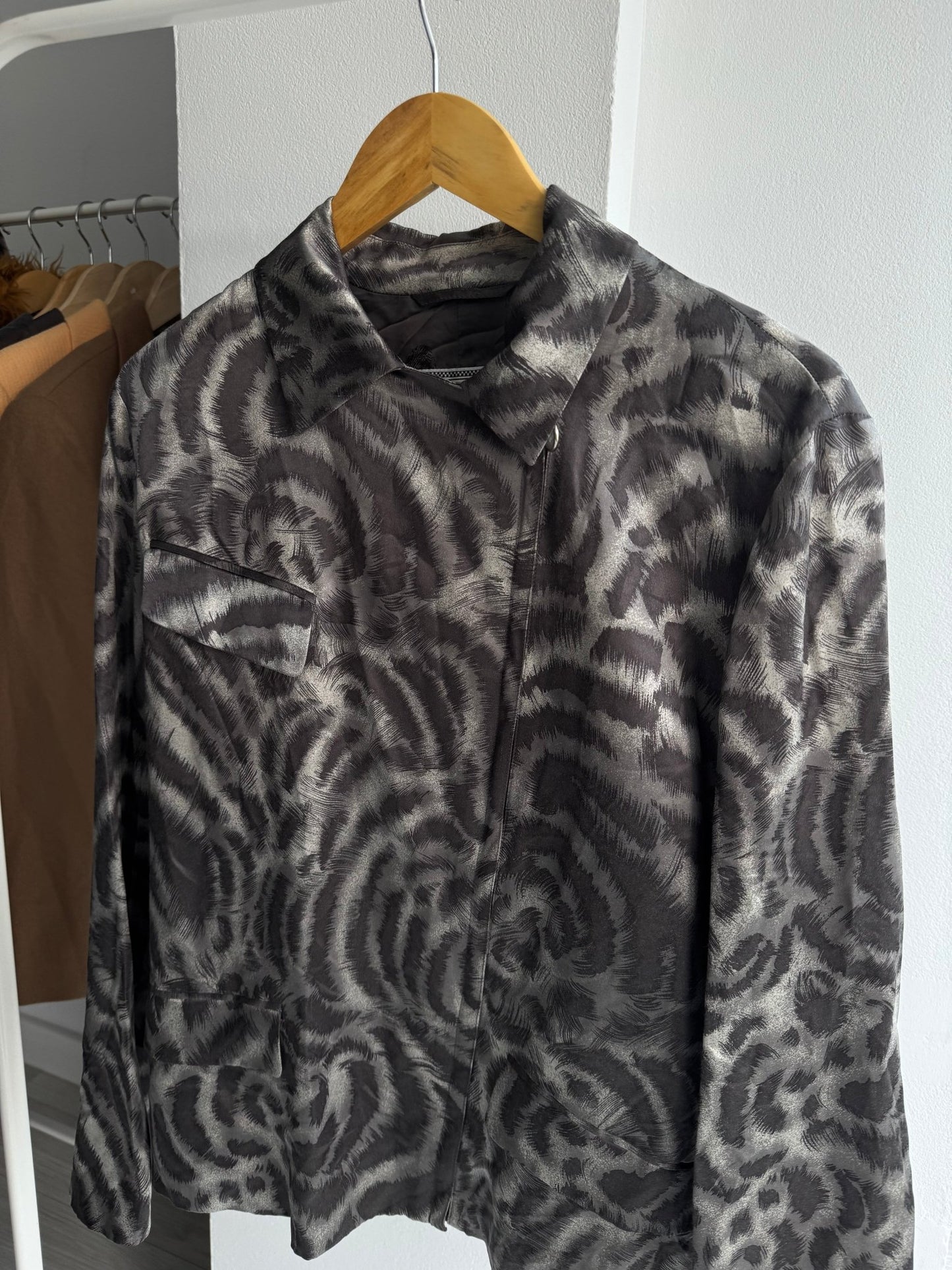🦓 Jachetă Vintage Gianni Versace din Mătase cu Zebra Print – Damă | IT 44 / M | Made in Italy - anbracaminte