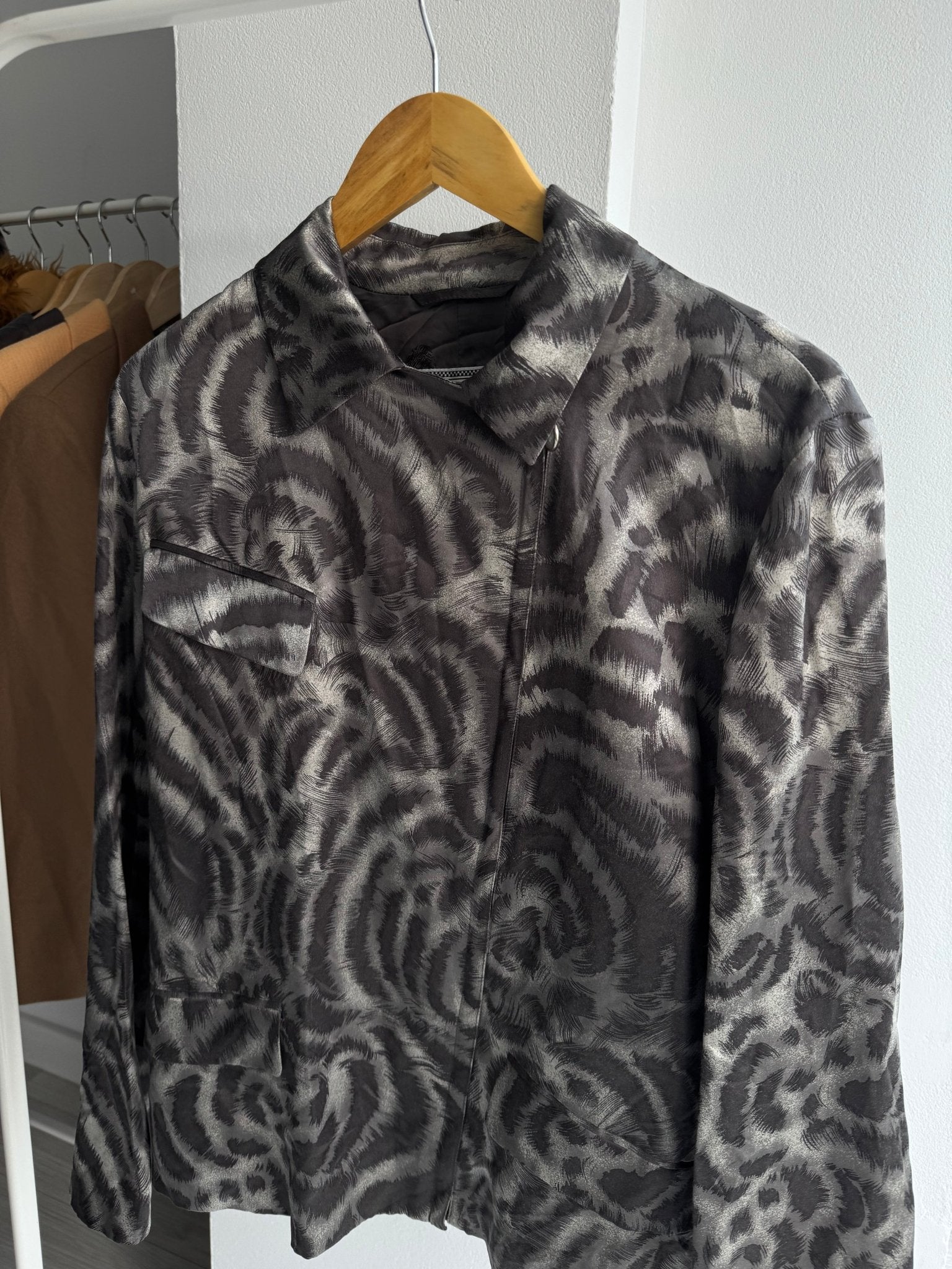 🦓 Jachetă Vintage Gianni Versace din Mătase cu Zebra Print – Damă | IT 44 / M | Made in Italy - anbracaminte