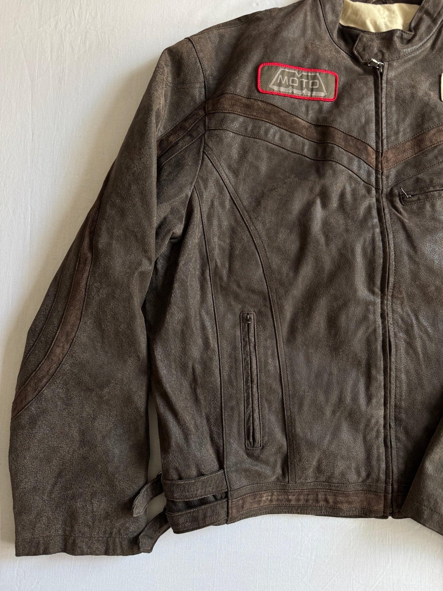 🏍️ Jachetă Y2K Bărbați Racing din Piele Întoarsă de Porc Maro – L (fit XL) - anbracaminte
