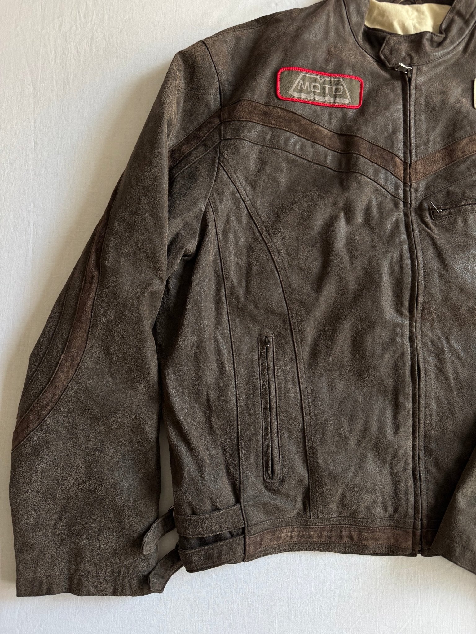 🏍️ Jachetă Y2K Bărbați Racing din Piele Întoarsă de Porc Maro – L (fit XL) - anbracaminte