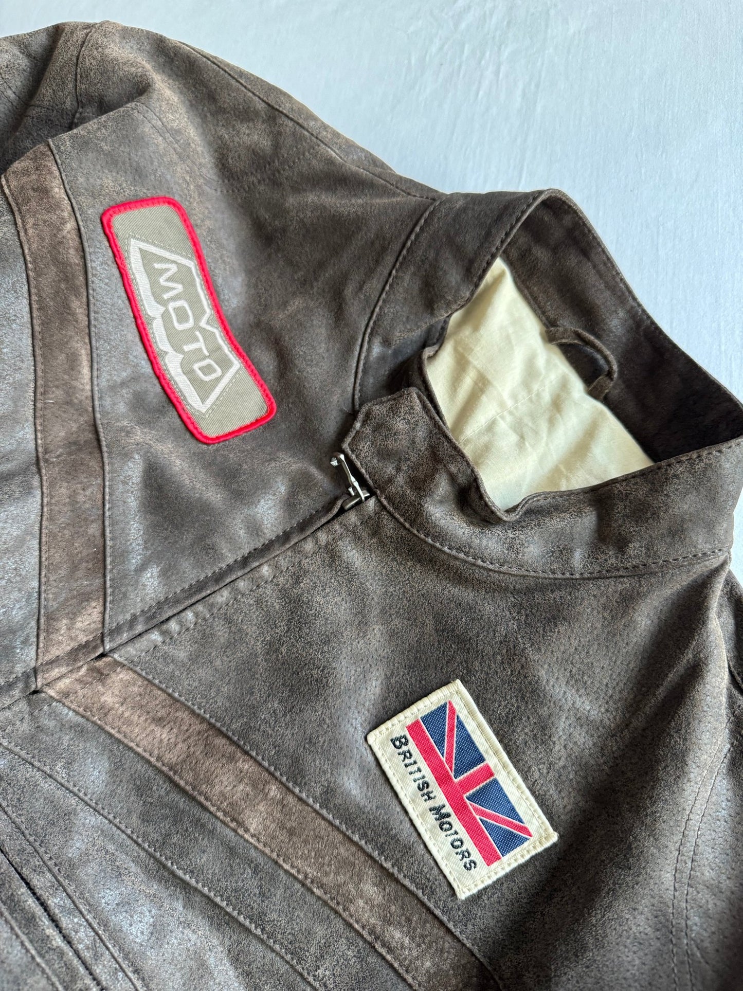 🏍️ Jachetă Y2K Bărbați Racing din Piele Întoarsă de Porc Maro – L (fit XL) - anbracaminte
