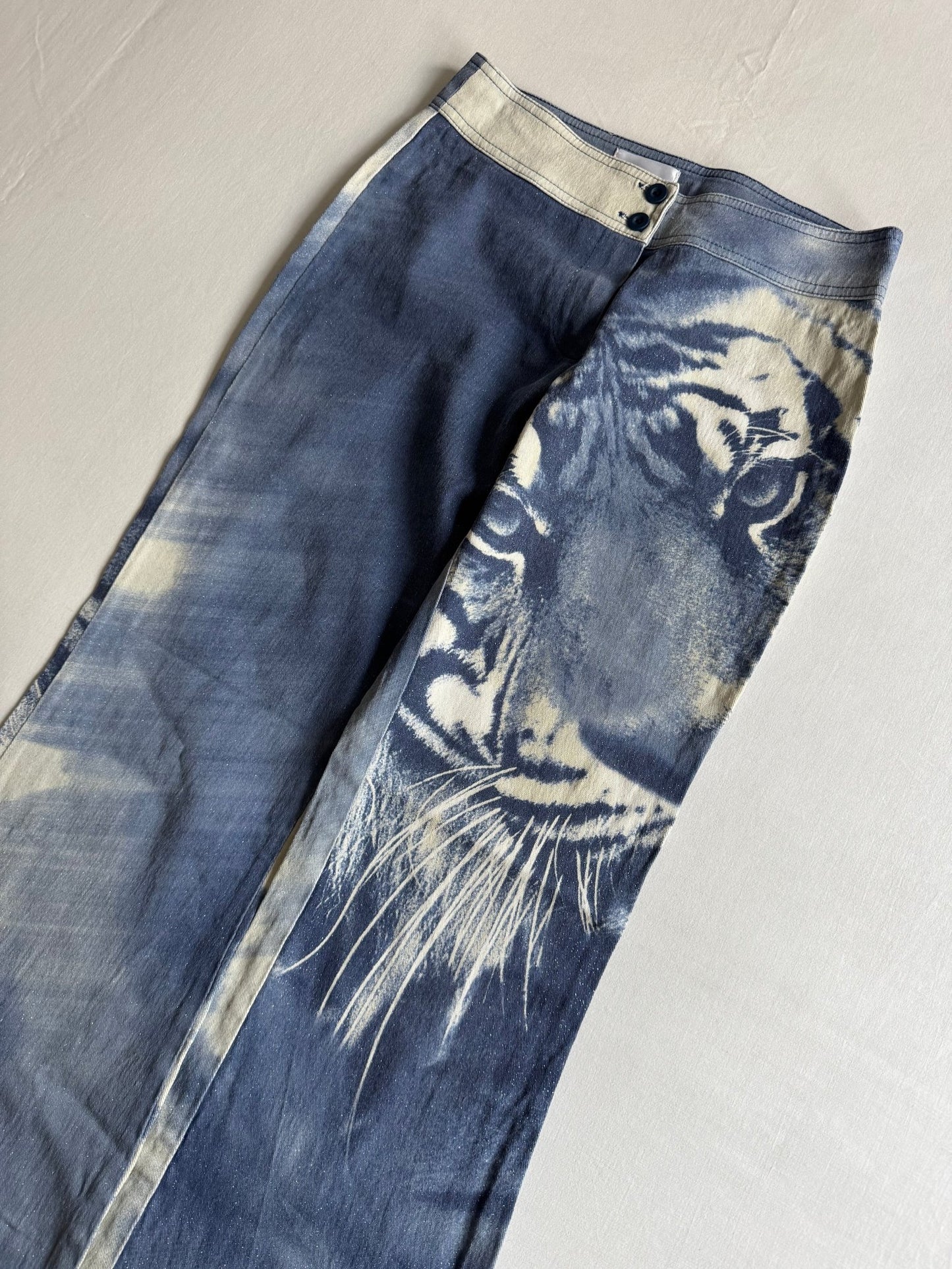 🐅 Pantaloni evazați Y2K all - over print tiger albastru – mărimea EU 36 (S) - anbracaminte