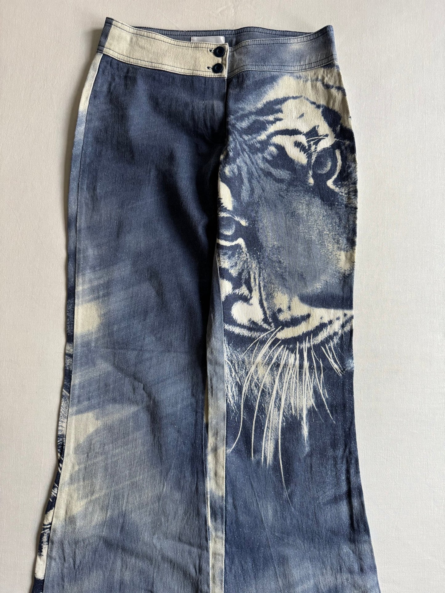 🐅 Pantaloni evazați Y2K all - over print tiger albastru – mărimea EU 36 (S) - anbracaminte