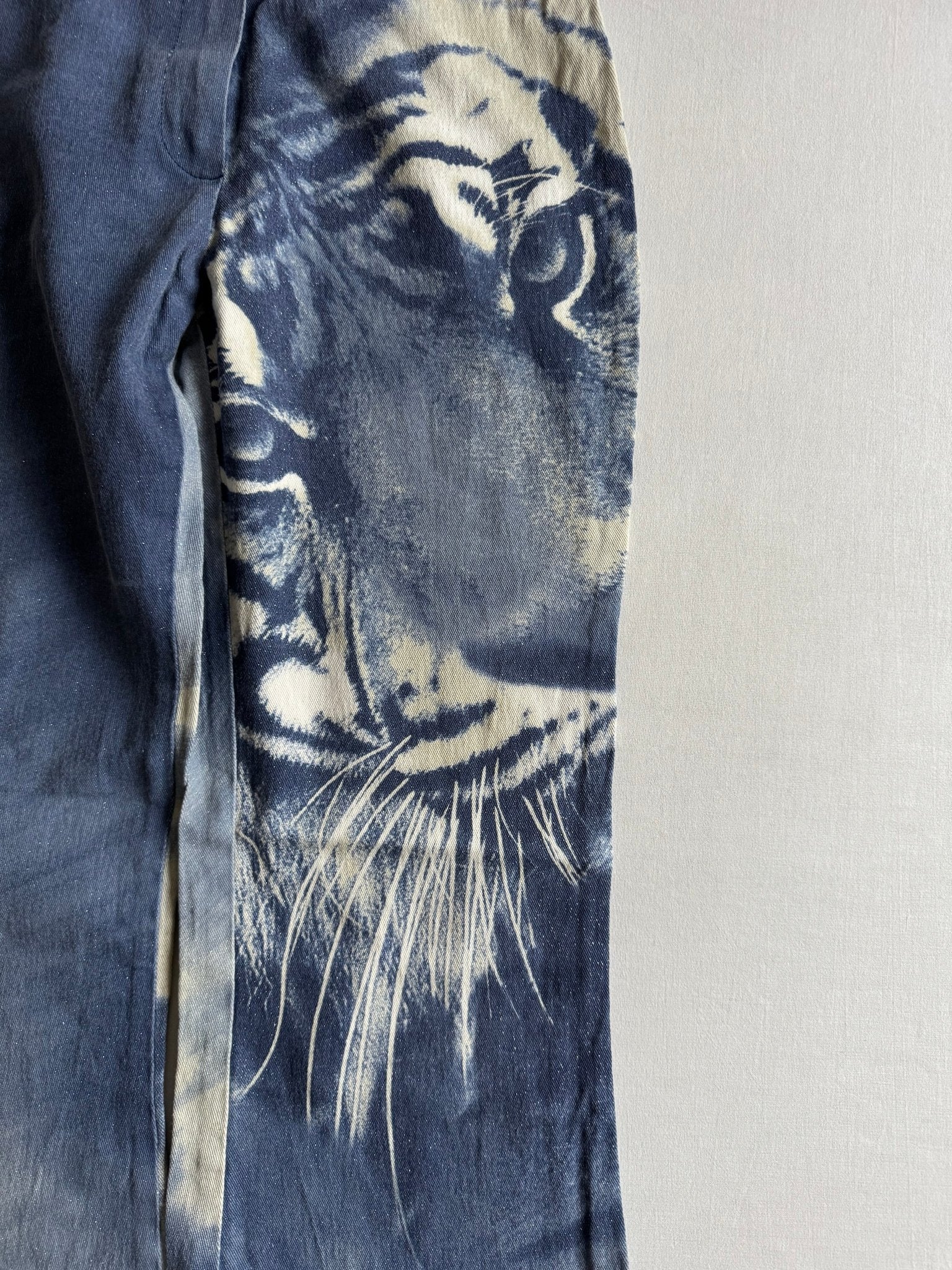 🐅 Pantaloni evazați Y2K all - over print tiger albastru – mărimea EU 36 (S) - anbracaminte