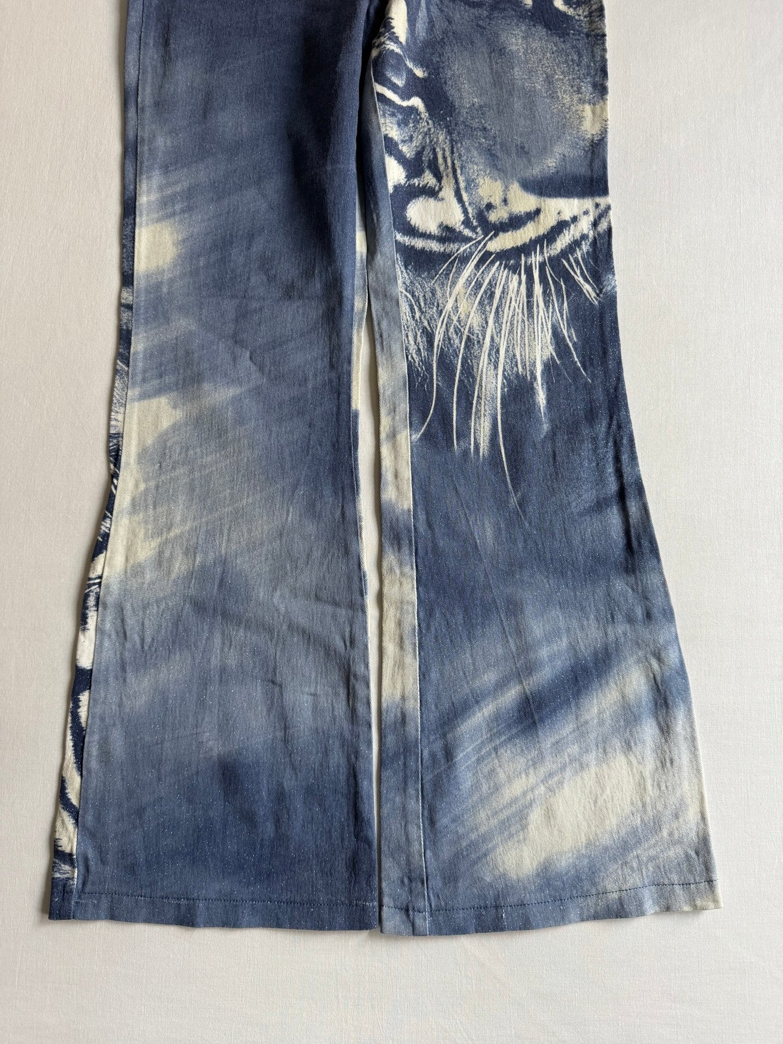 🐅 Pantaloni evazați Y2K all - over print tiger albastru – mărimea EU 36 (S) - anbracaminte