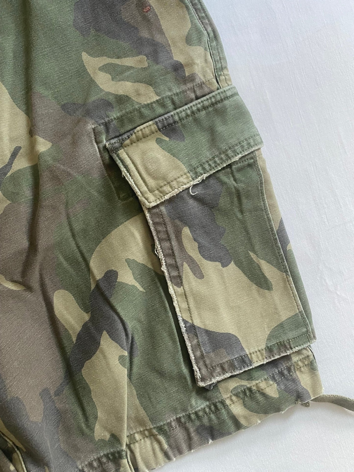 🟤 Pantaloni scurți cargo camuflaj Y2K - mărimea S - anbracaminte