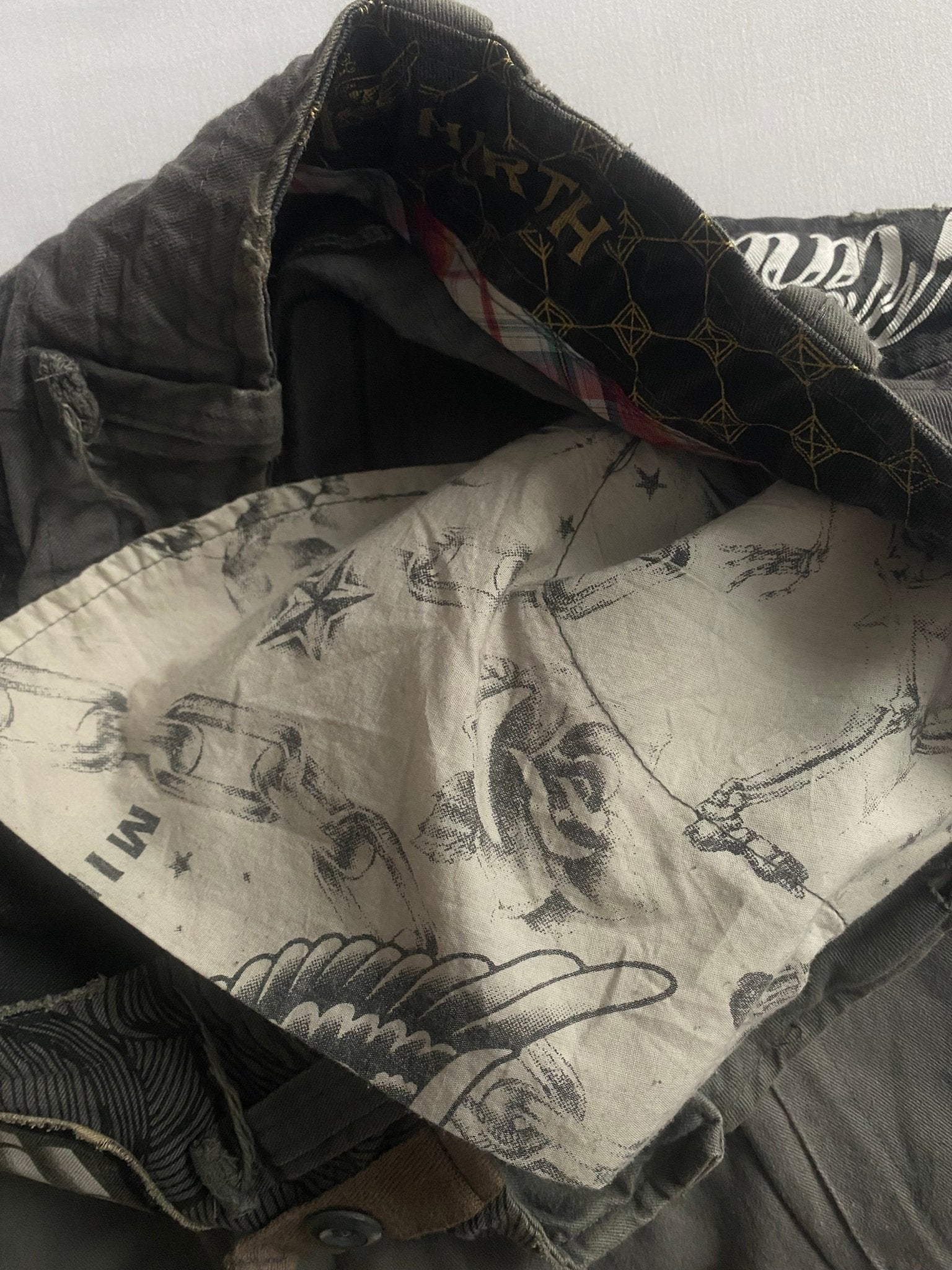 Pantaloni scurți cargo Y2K cu imprimeu original, mărimea US 34 🎨 - anbracaminte