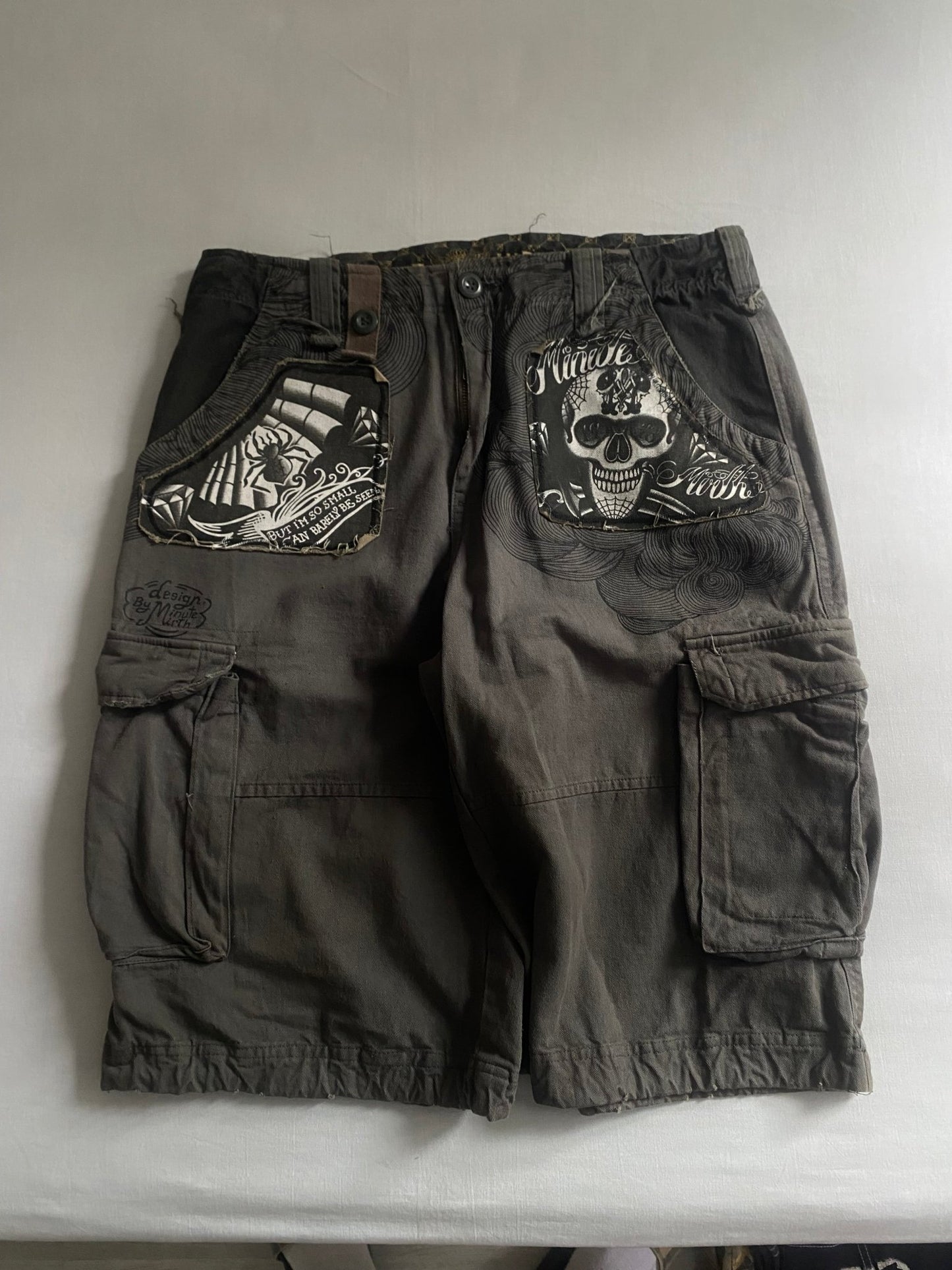 Pantaloni scurți cargo Y2K cu imprimeu original, mărimea US 34 🎨 - anbracaminte