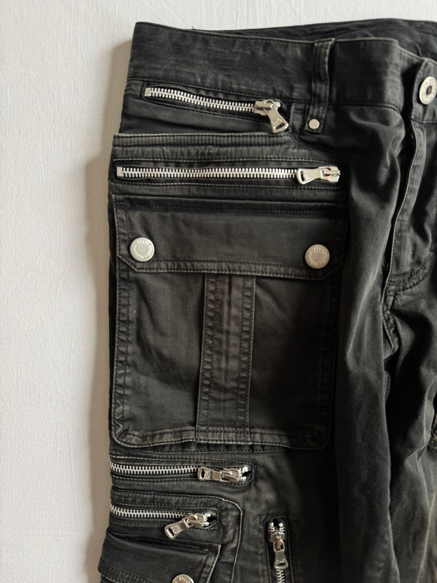 🛬 Pantaloni Scurți Dolce & Gabbana Runway S/S 2008 Multi Zipper Cargo – IT 48 - anbracaminte