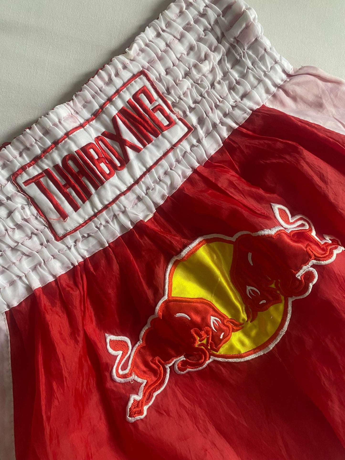 Pantaloni Scurți Muay Thai Red Bull – Mărime XL (potrivesc și mărimi mai mici) 🥊🔥 - anbracaminte