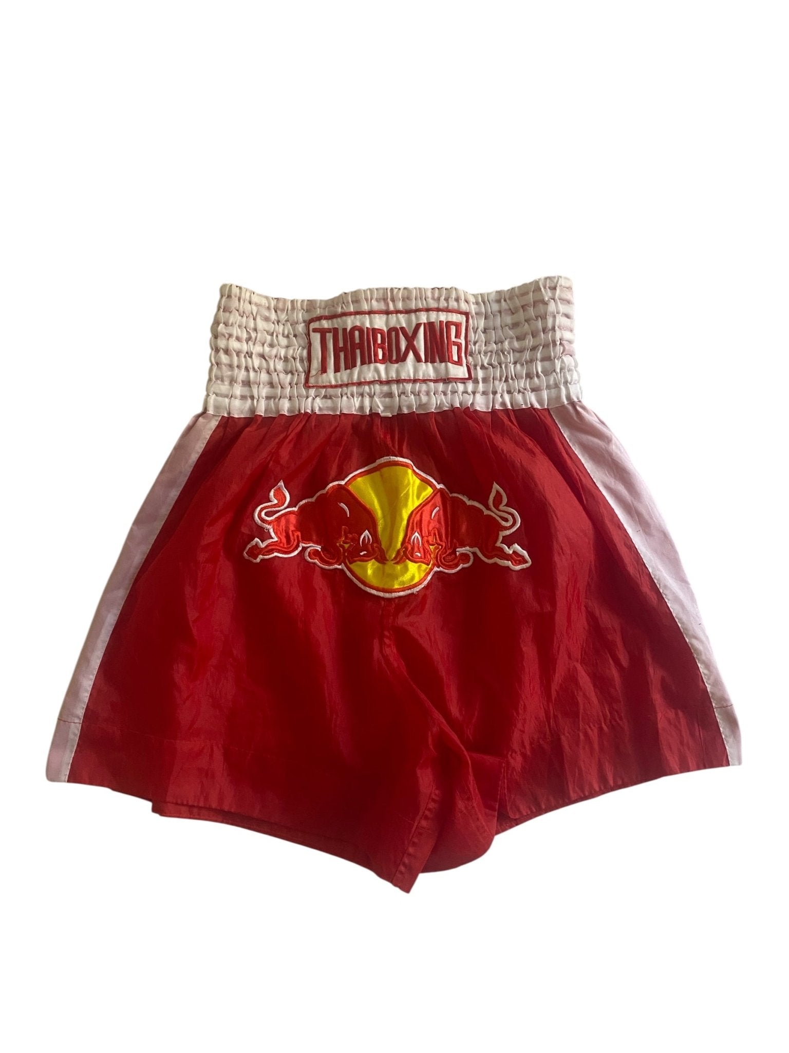 Pantaloni Scurți Muay Thai Red Bull – Mărime XL (potrivesc și mărimi mai mici) 🥊🔥 - anbracaminte