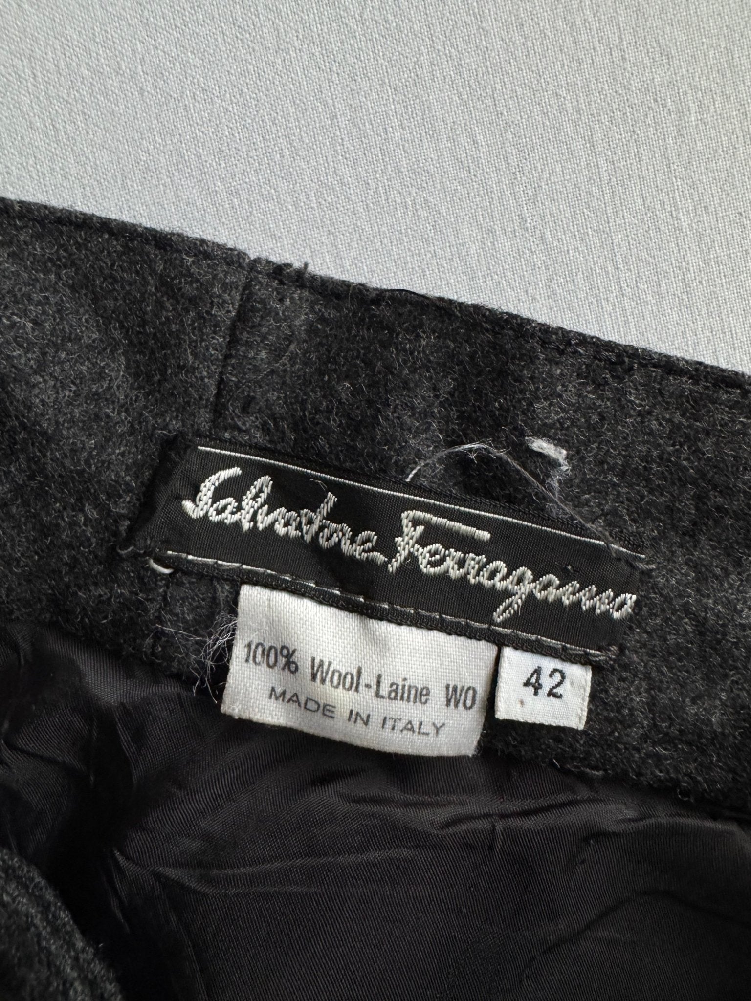💼 Pantaloni Vintage Damă Salvatore Ferragamo Office din Lână Gri Închis – S (IT 42) - anbracaminte