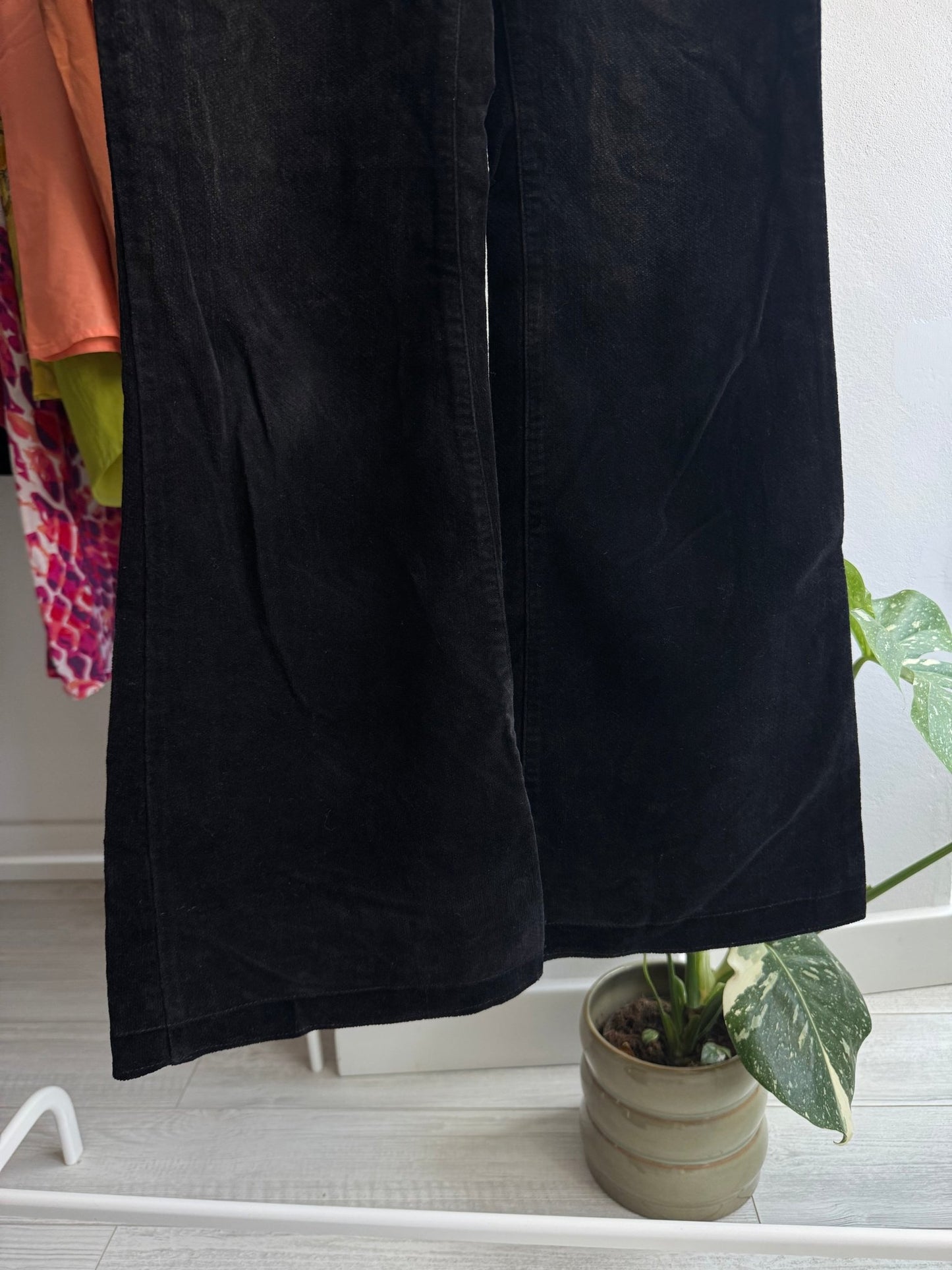 🐈‍⬛ Pantaloni Y2K Black Corduroy Flared – US 26 Damă - anbracaminte